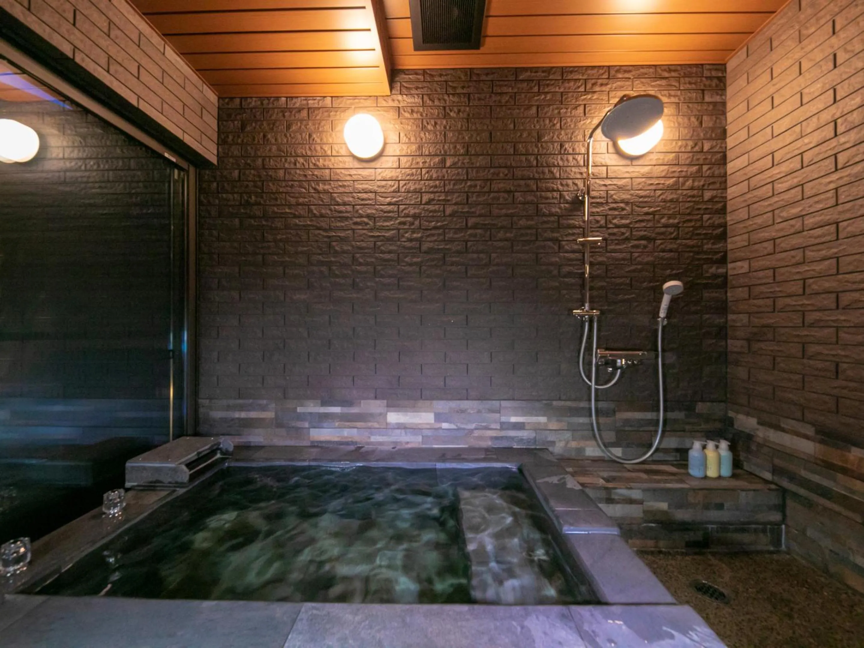 Shower in Yumotoan Kiyohime