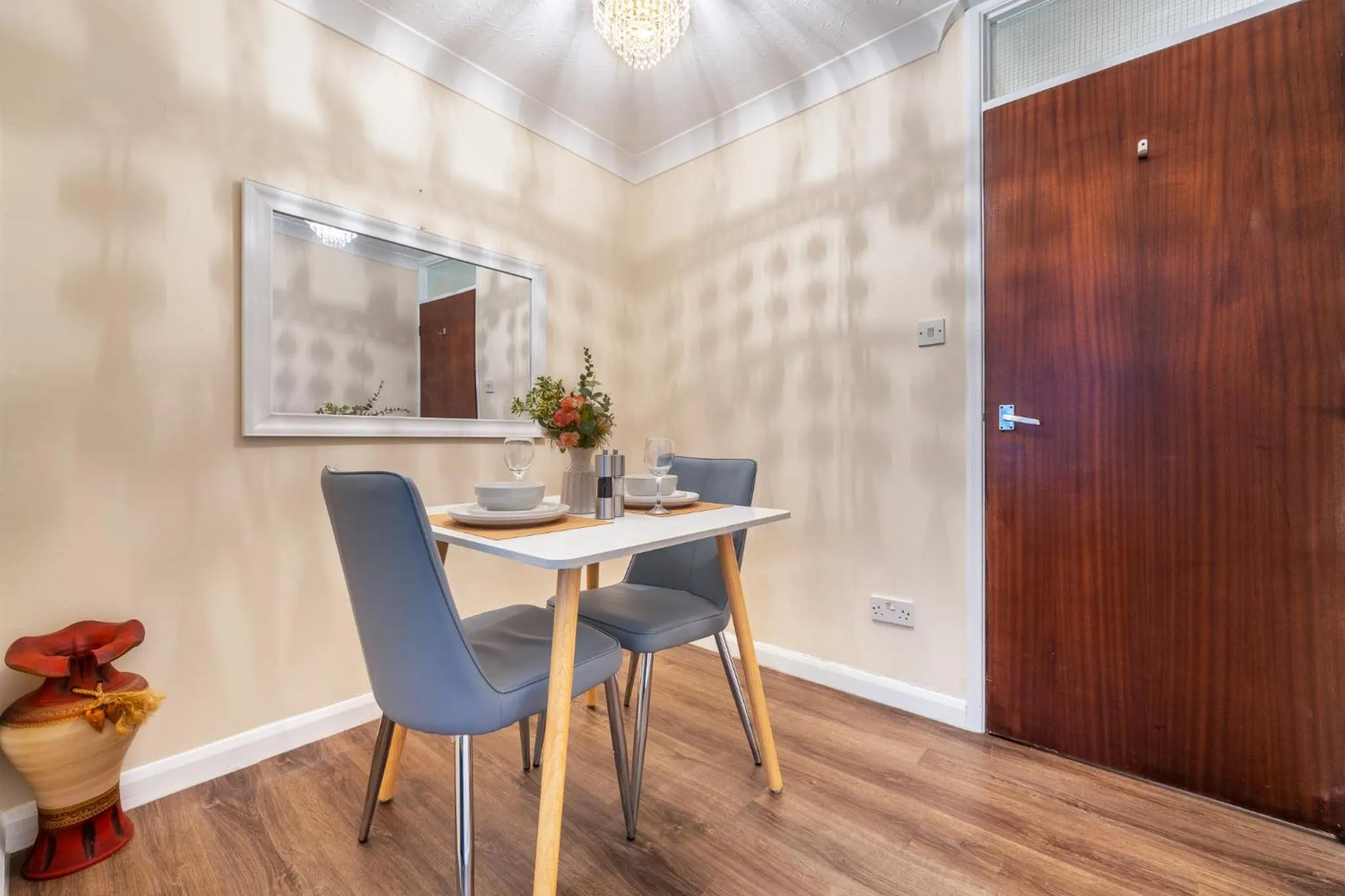 Dining area in Grange Studio Apartment - Heathrow