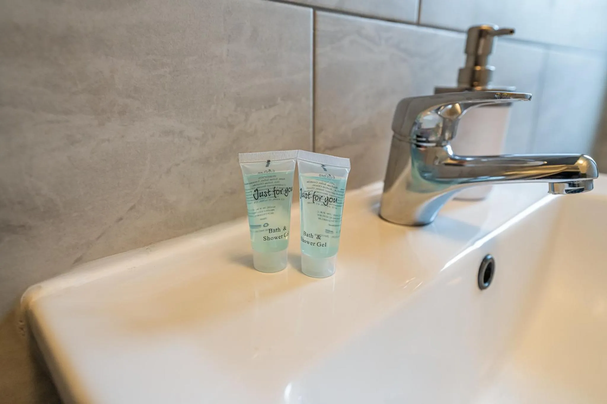 Bathroom in Grange Studio Apartment - Heathrow