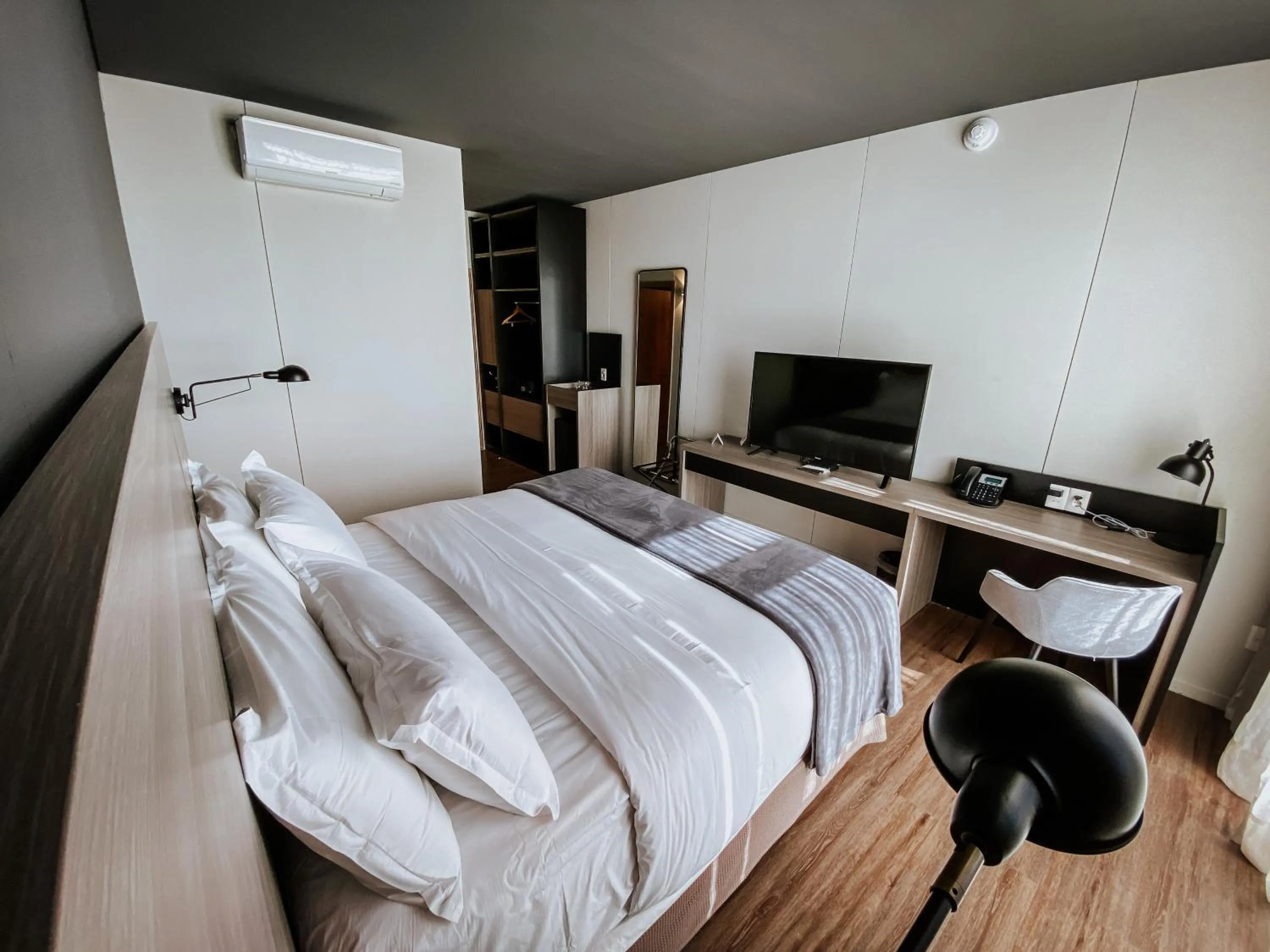 Communal lounge/ TV room, Bed in Midland Hotel & Resort All Inclusive