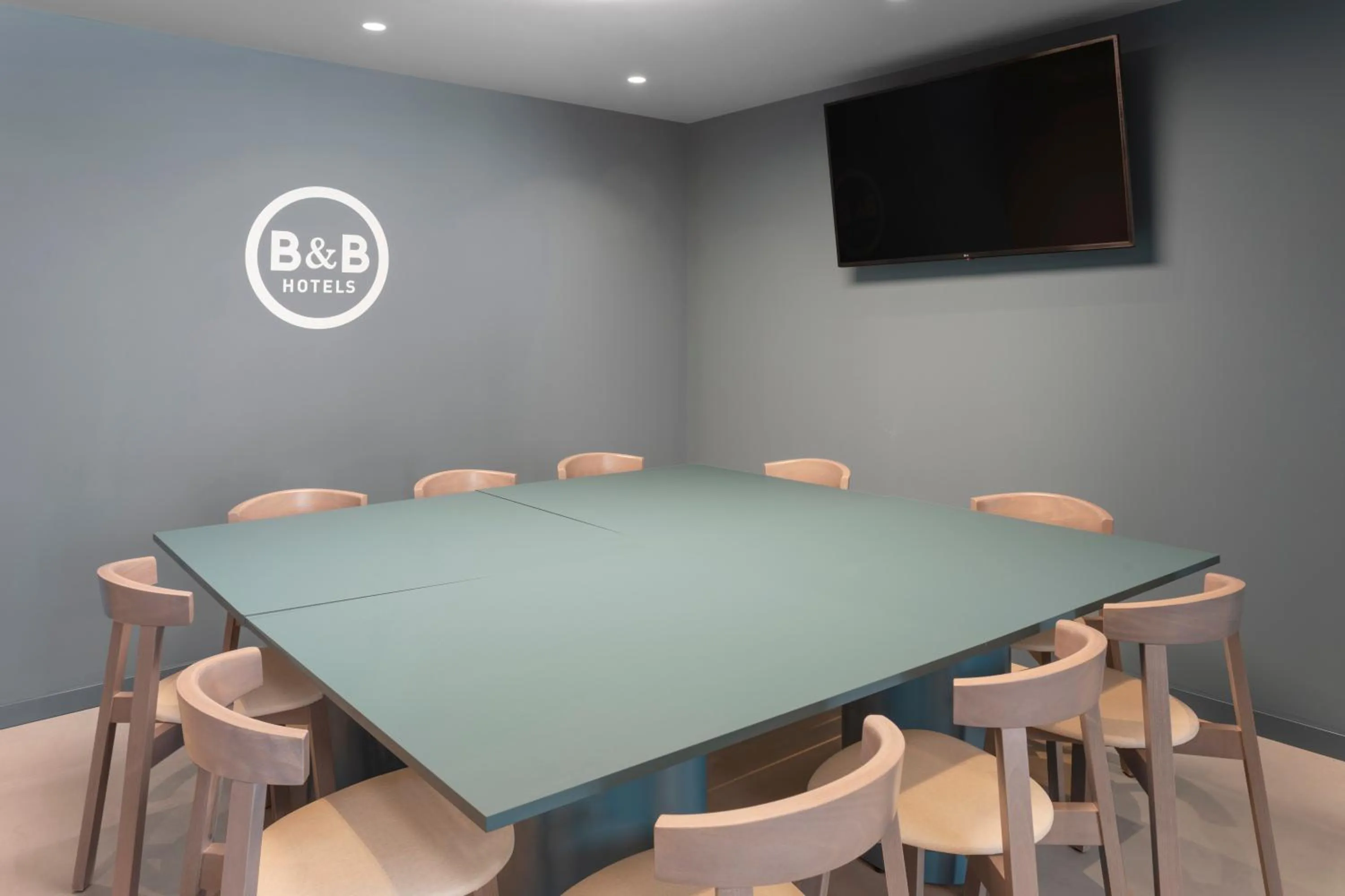 Seating area in B&B HOTEL Guimarães