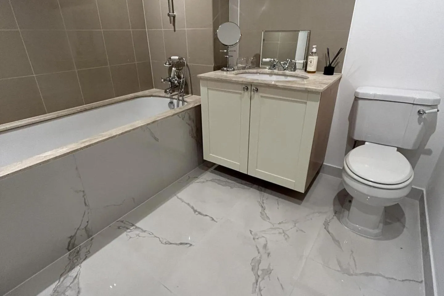 3 Bed Cottage - Sleeps 6 - Pets - Parking - Wifi