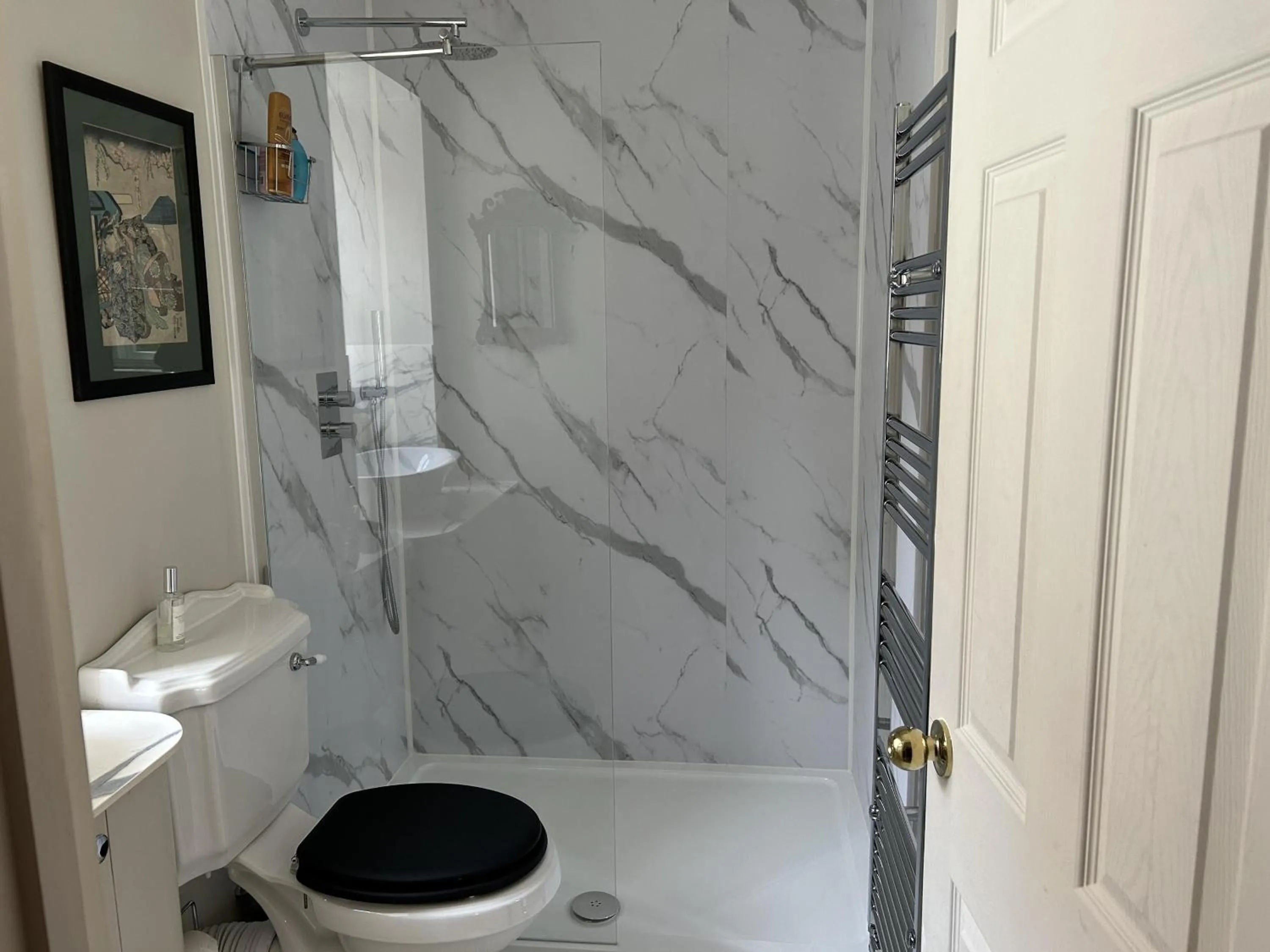 Shower in 3 Bed Cottage - Sleeps 6 - Pets - Parking - Wifi