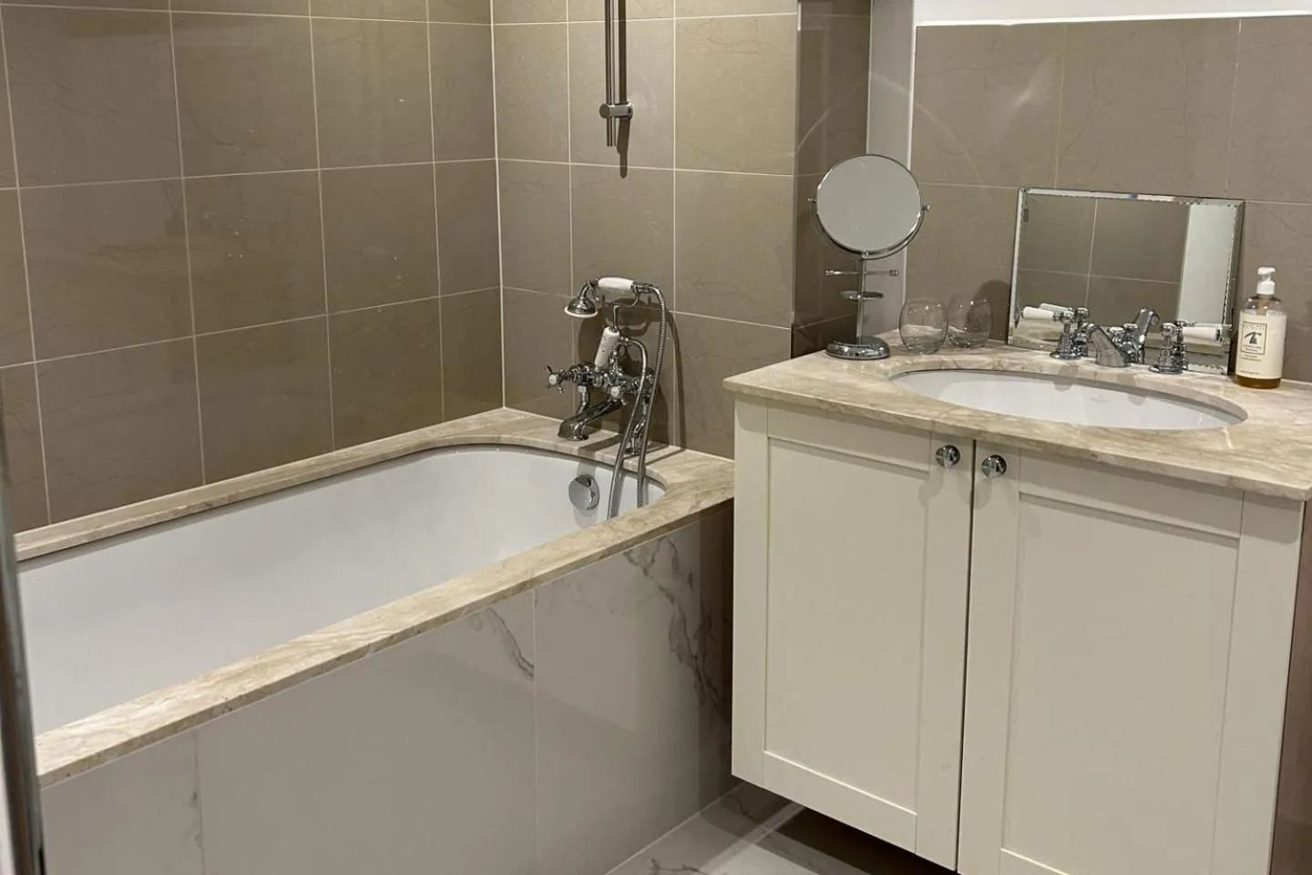 3 Bed Cottage - Sleeps 6 - Pets - Parking - Wifi