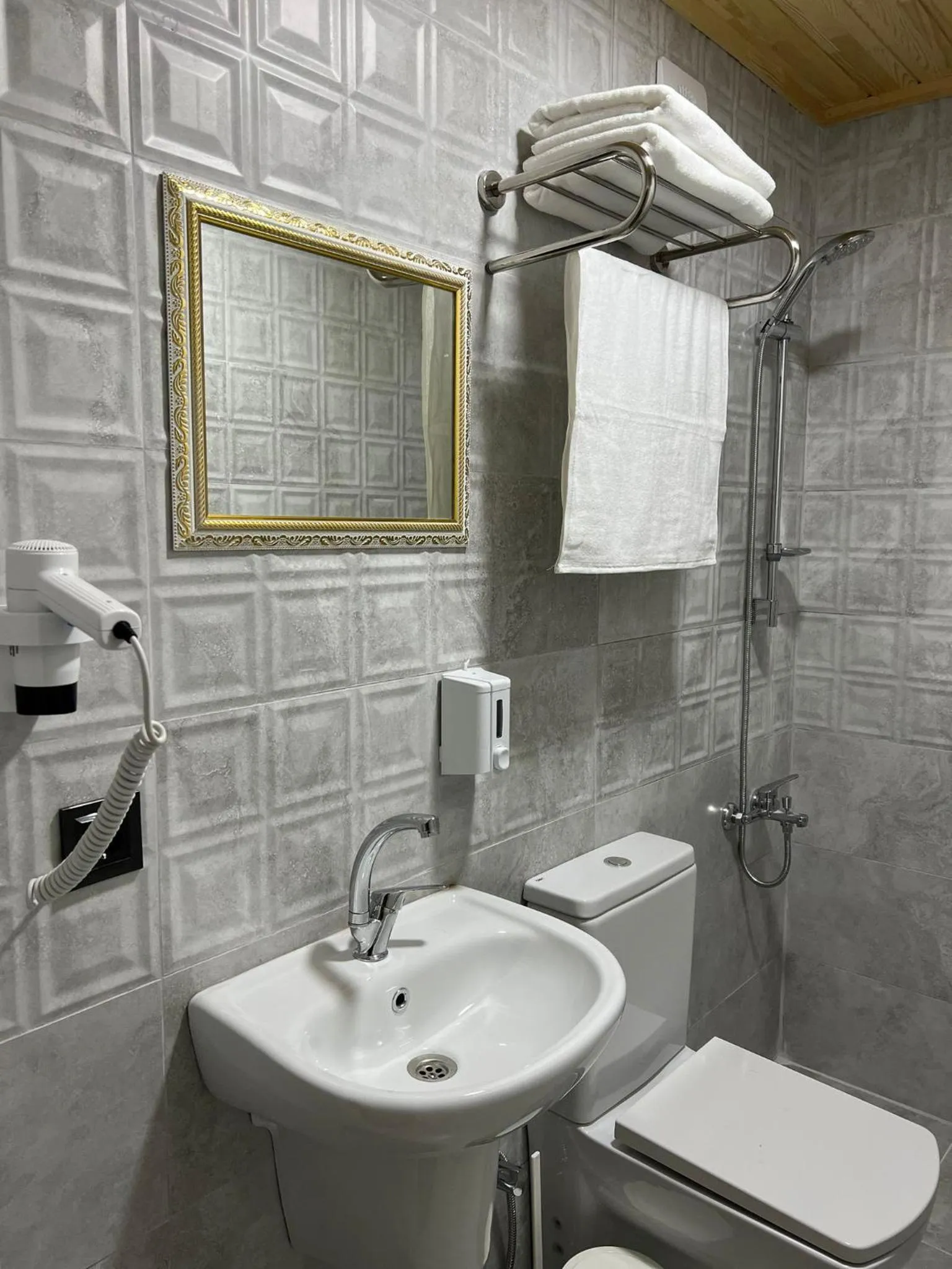 Shower in Bavul Suite Hotel