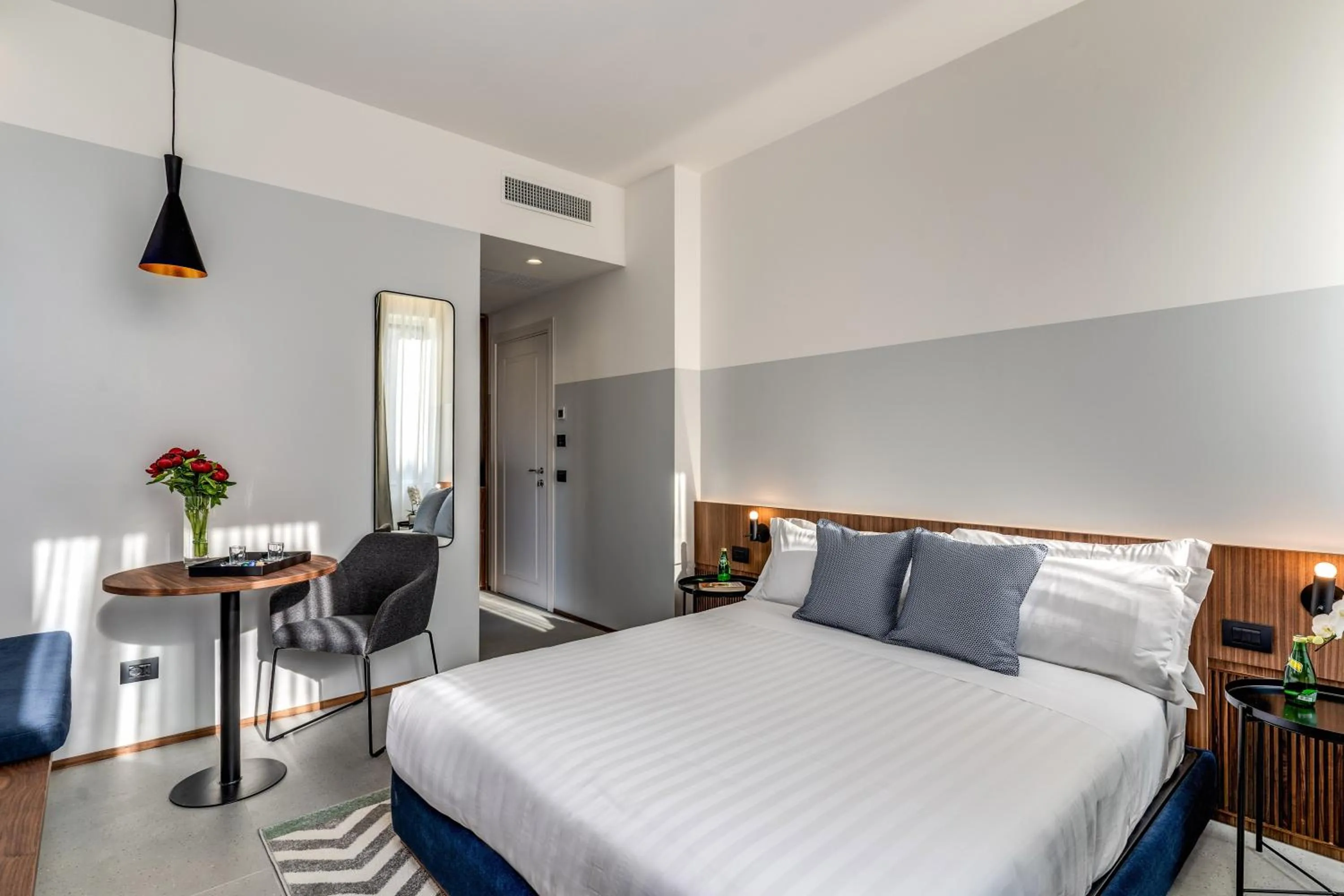 Photo of the whole room, Bed in Sospeso Boutique Hotel