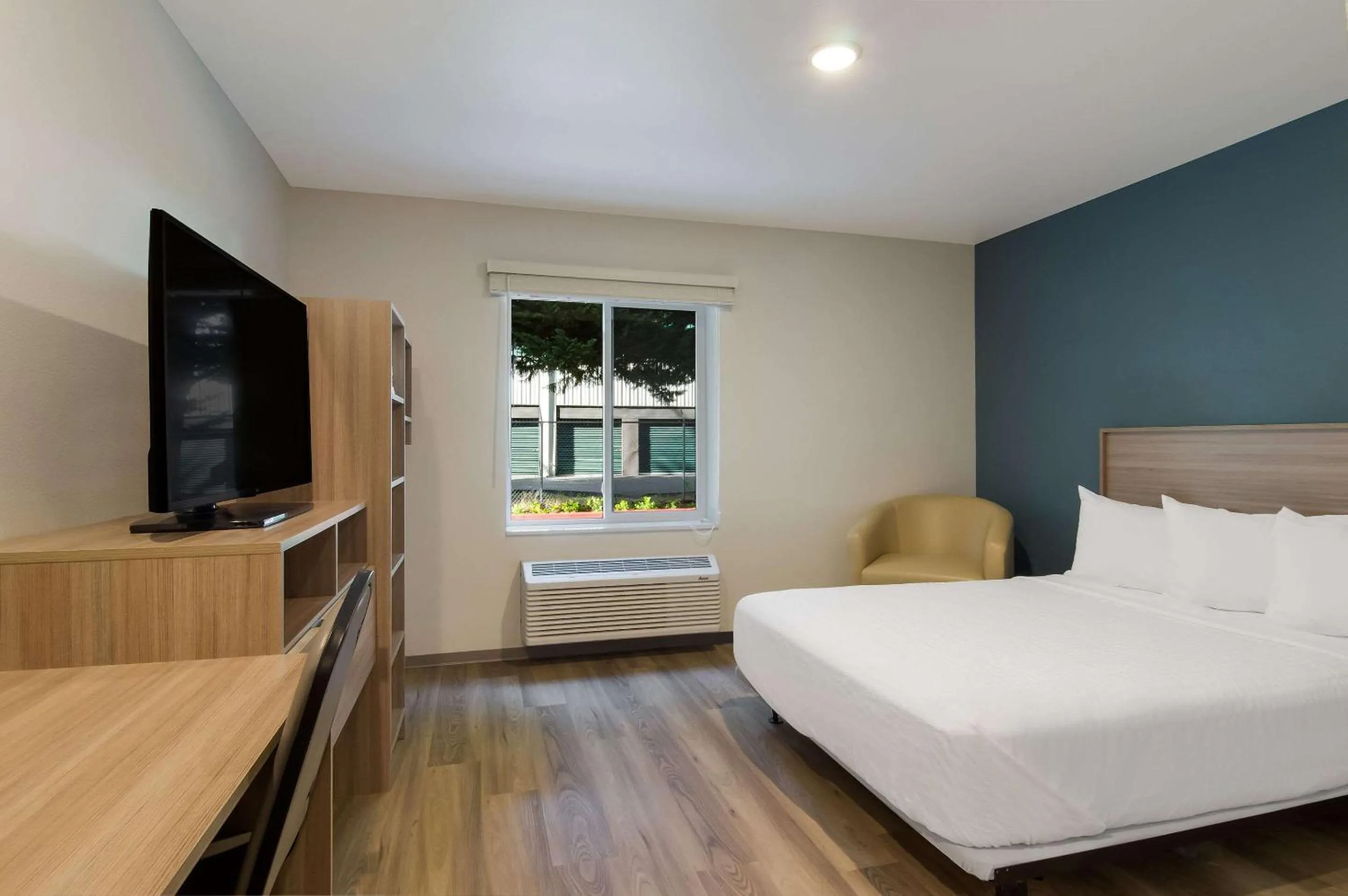 Bedroom, Bed in WoodSpring Suites Olympia - Lacey