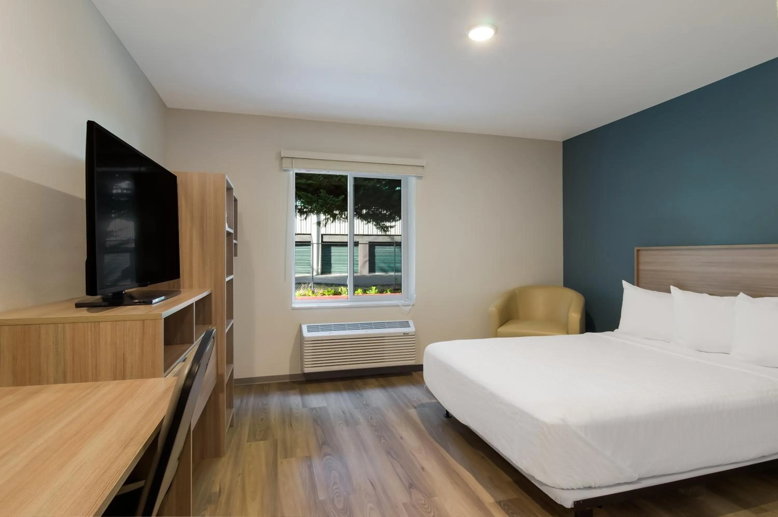 Bedroom, Bed in WoodSpring Suites Olympia - Lacey