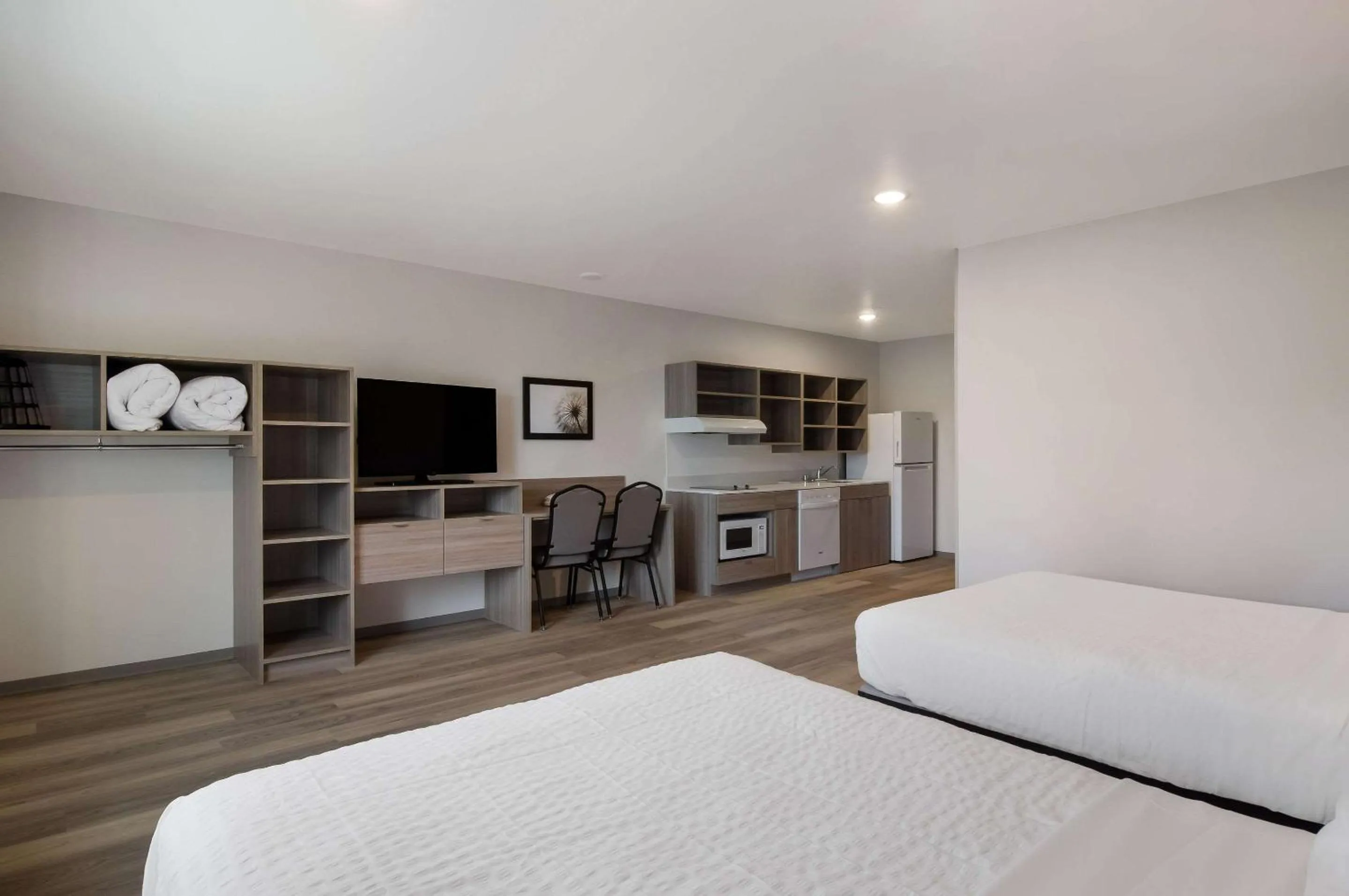 Bedroom, Bed in WoodSpring Suites Olympia - Lacey