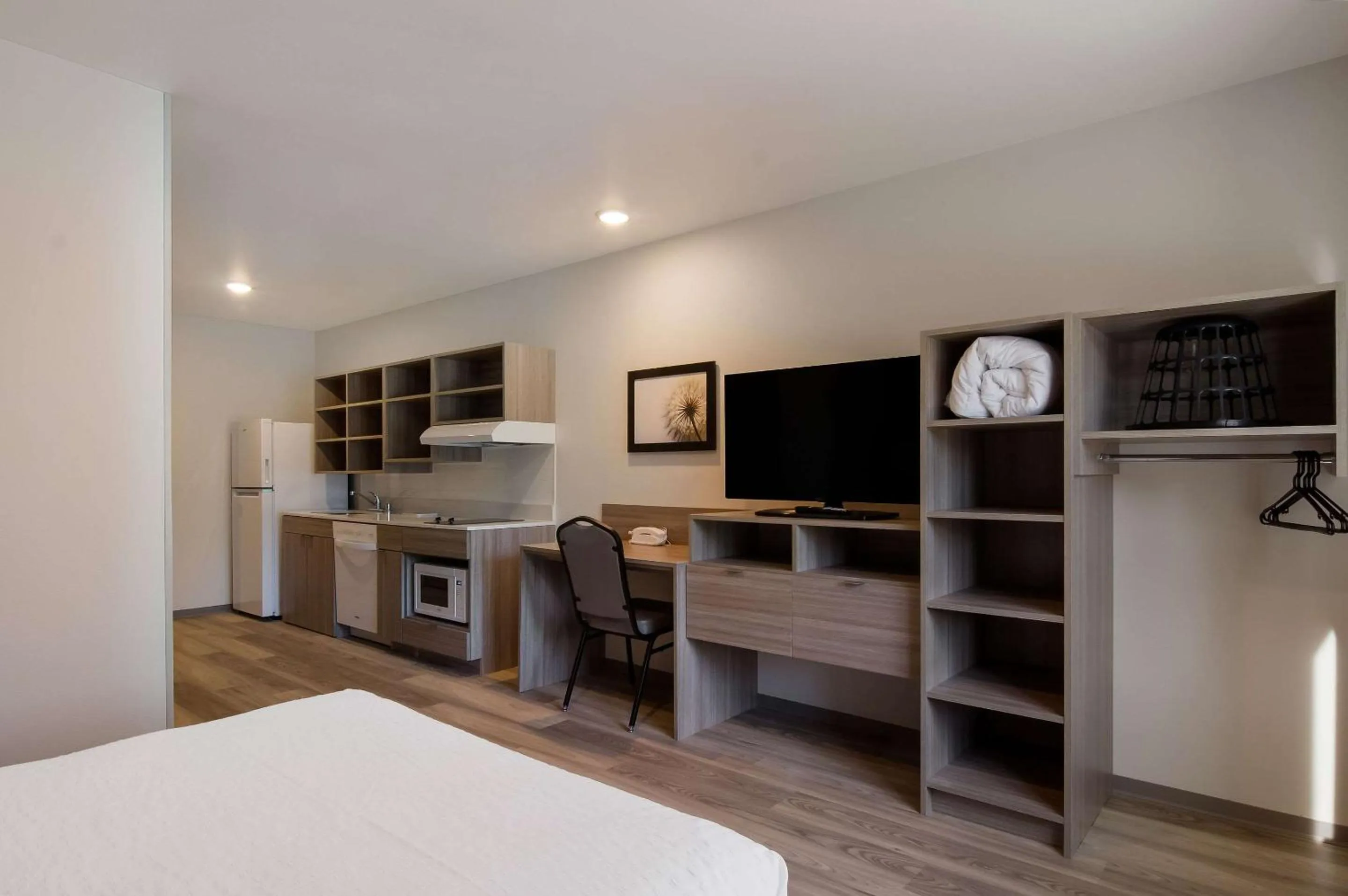 Bedroom, Bed in WoodSpring Suites Olympia - Lacey