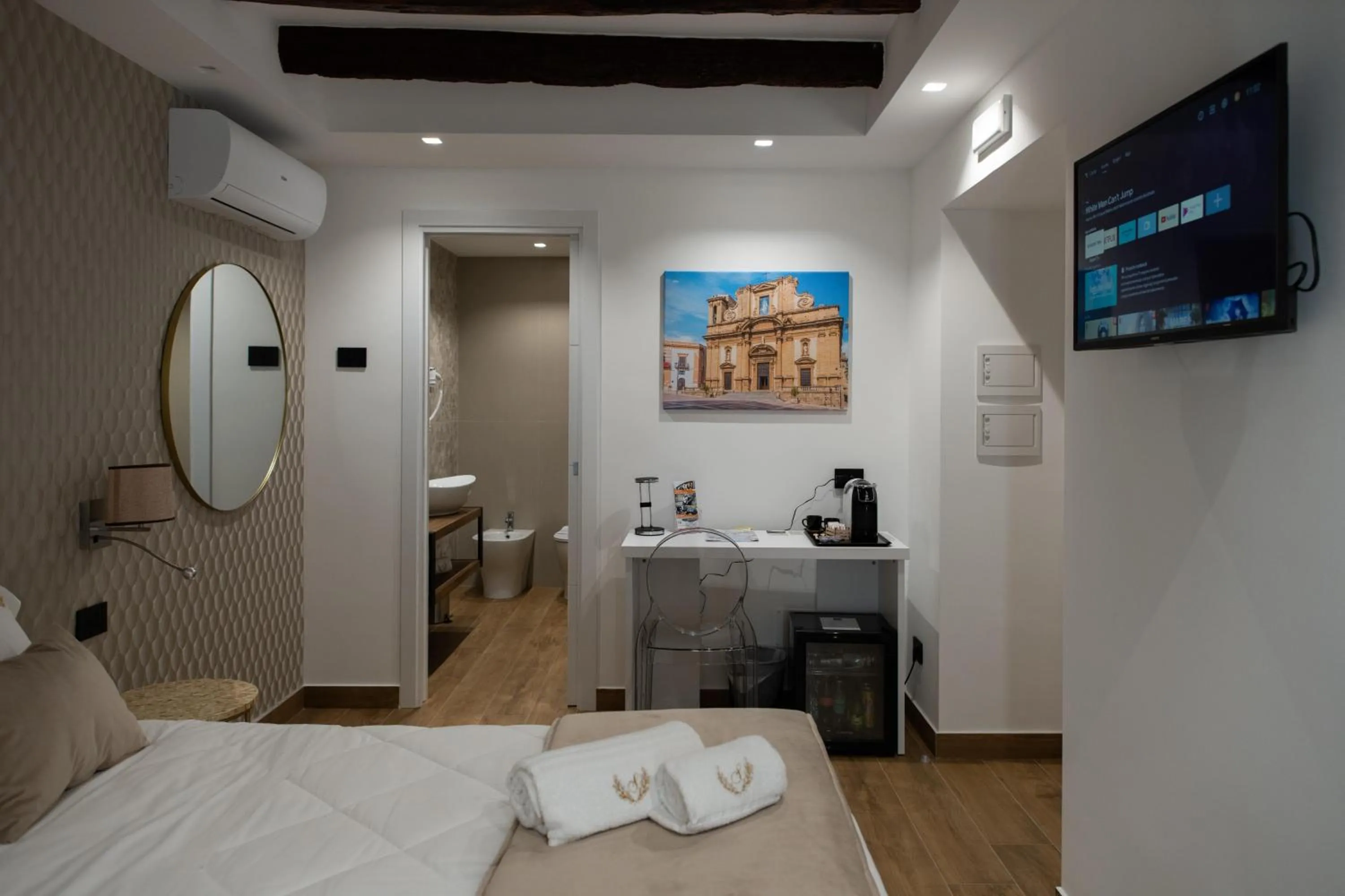 TV and multimedia, Bed in Sofi' Center Rooms