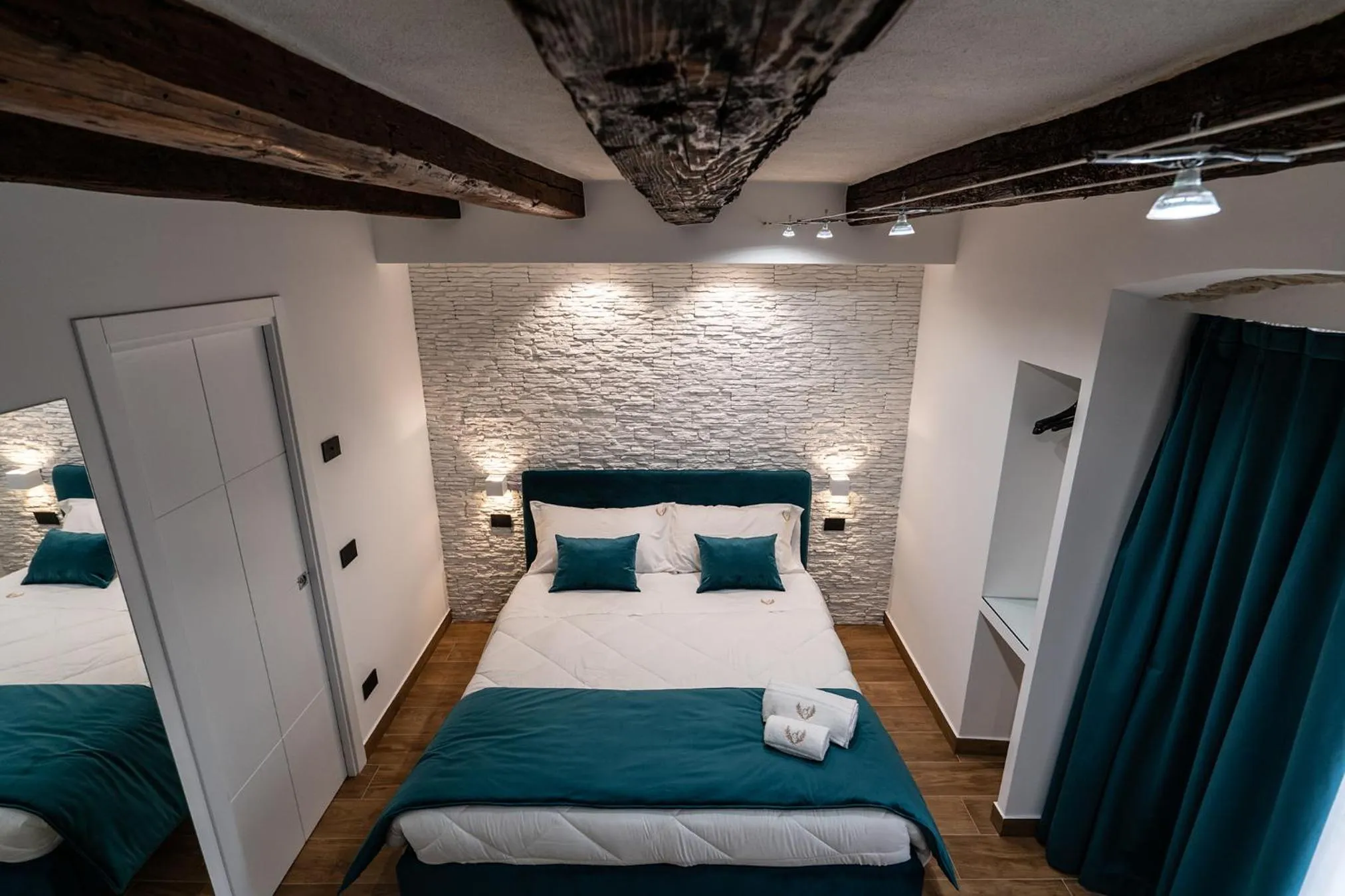 Photo of the whole room, Bed in Sofi' Center Rooms