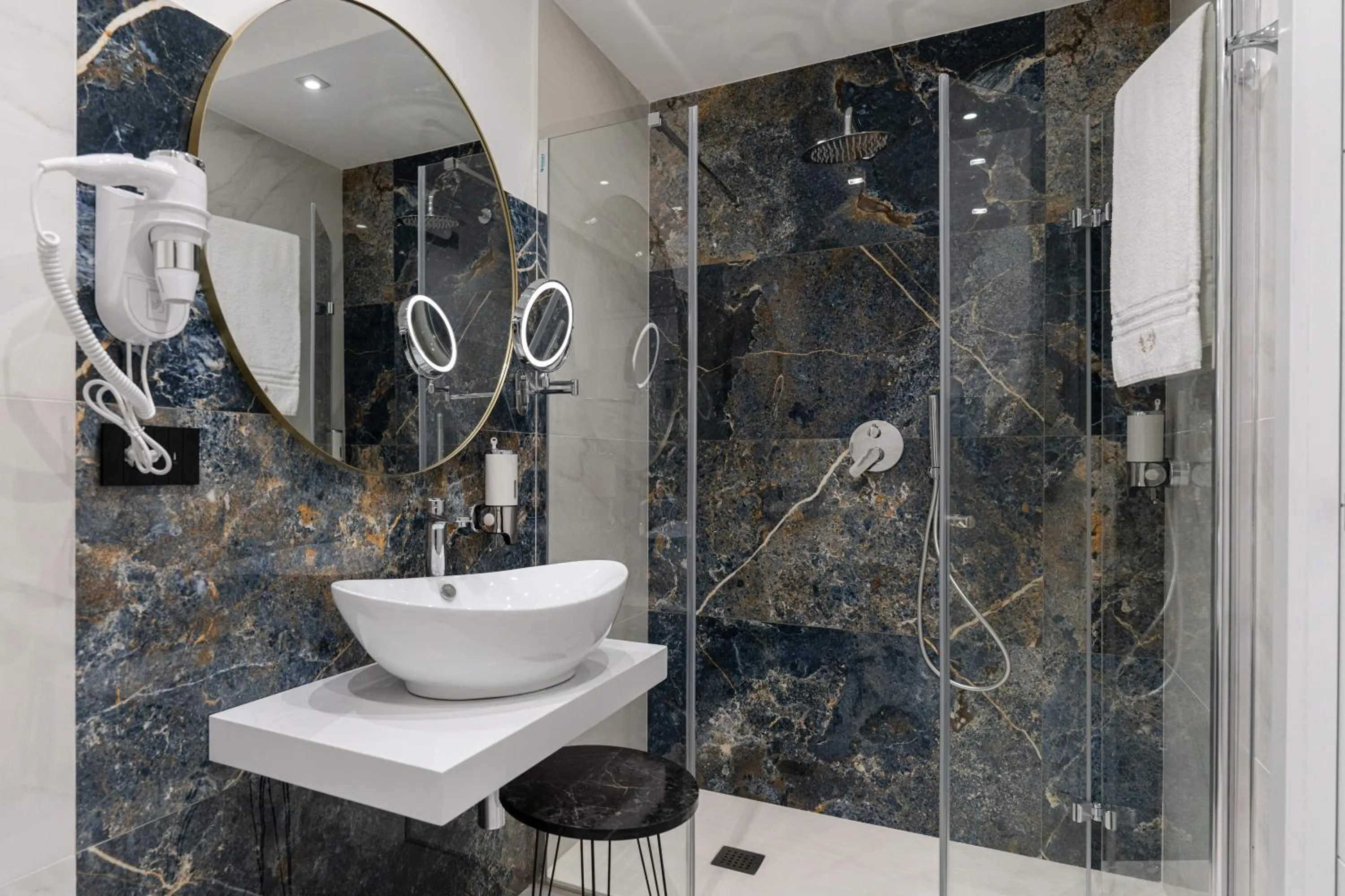 Shower in Sofi' Center Rooms