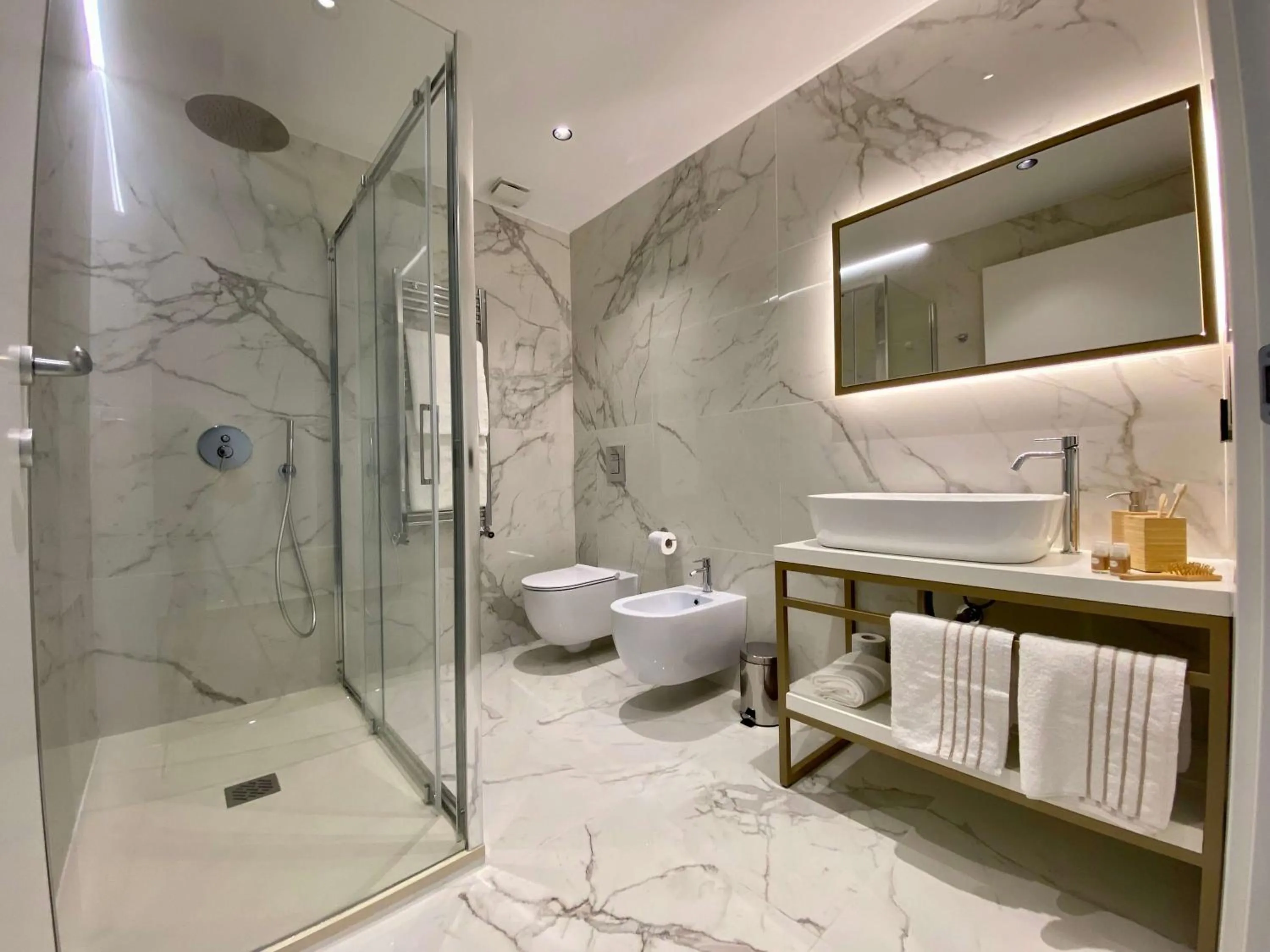 Shower in Salemare Rooms & Suites