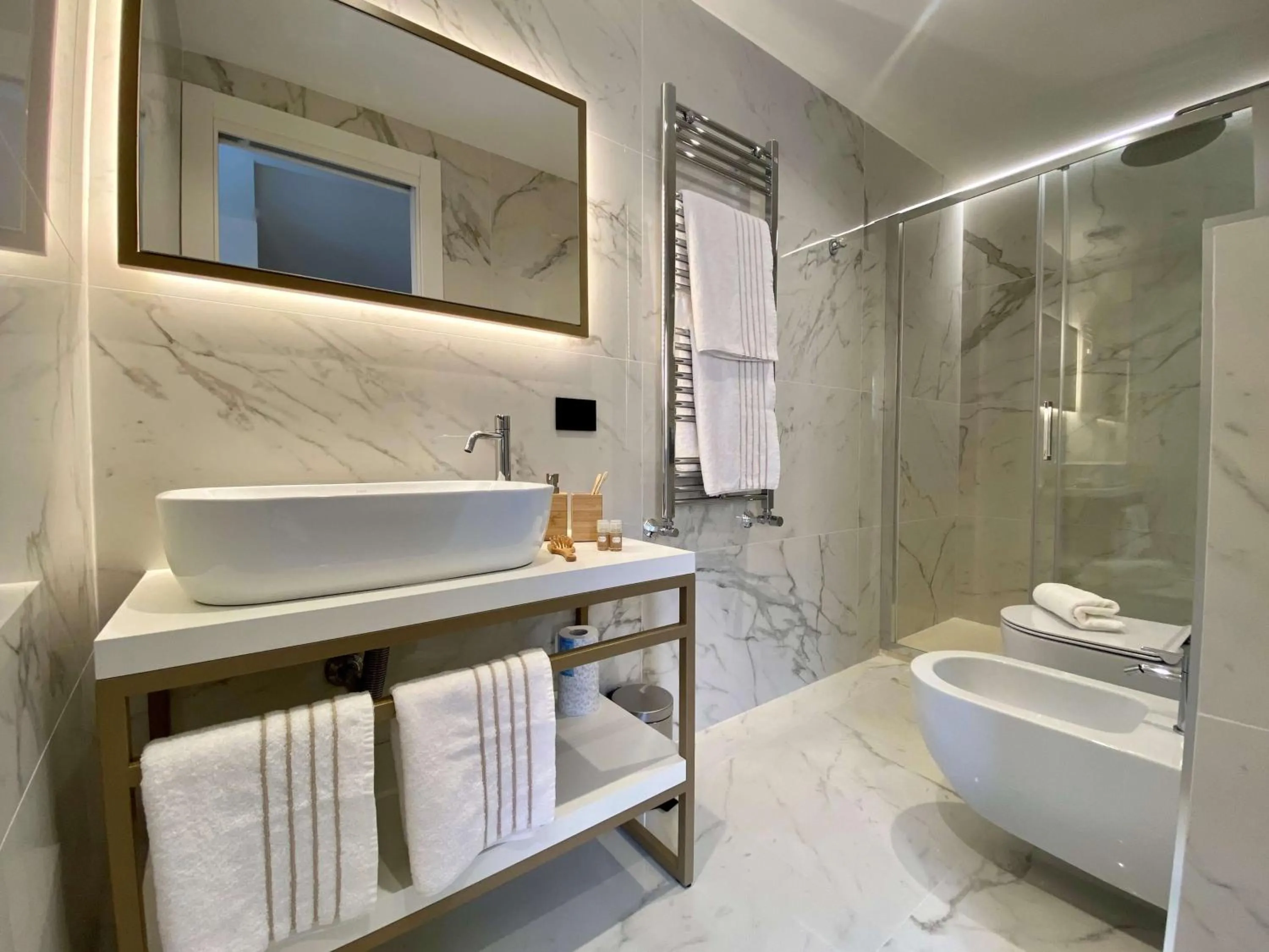 Shower in Salemare Rooms & Suites