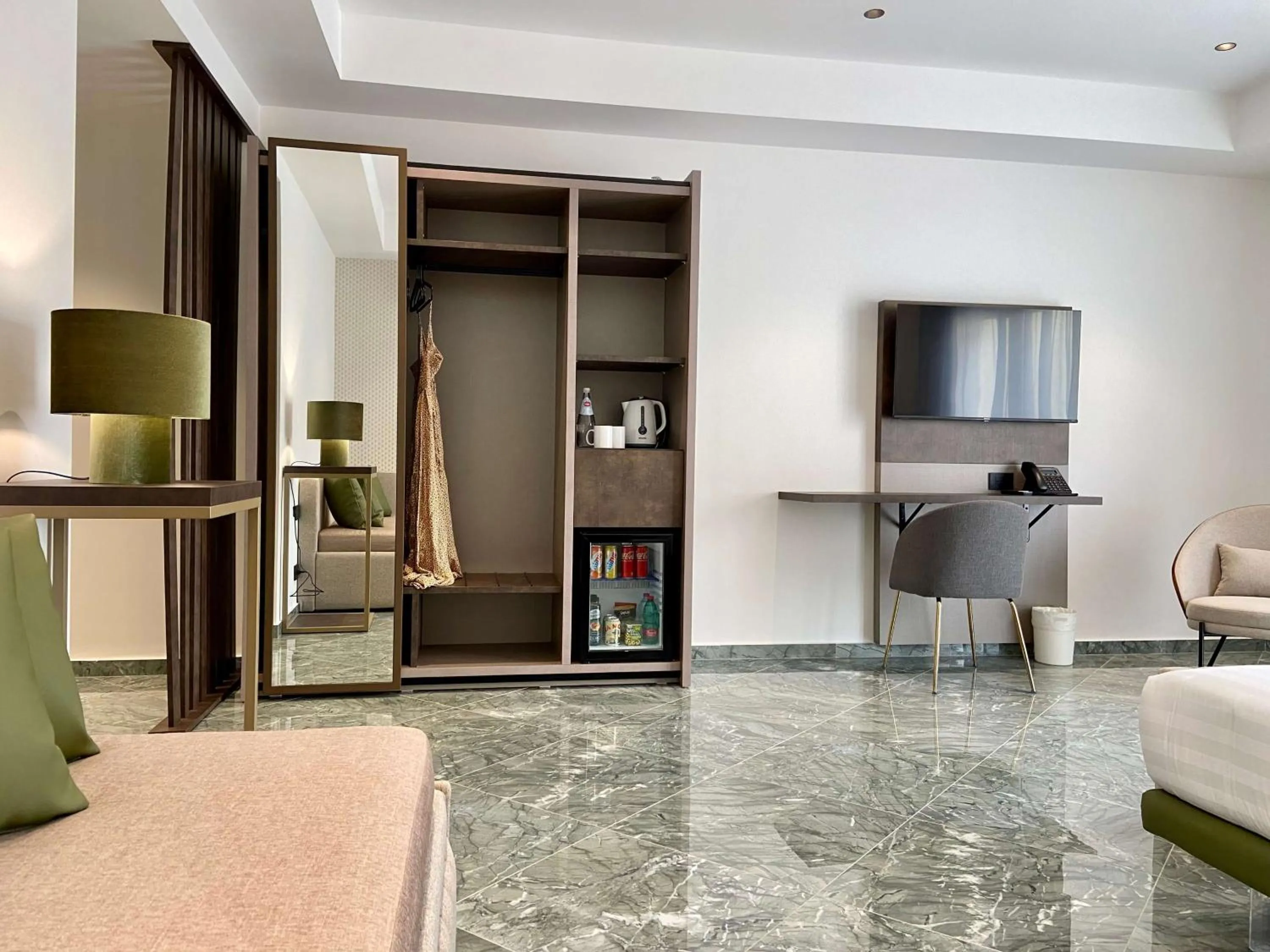 TV and multimedia in Salemare Rooms & Suites