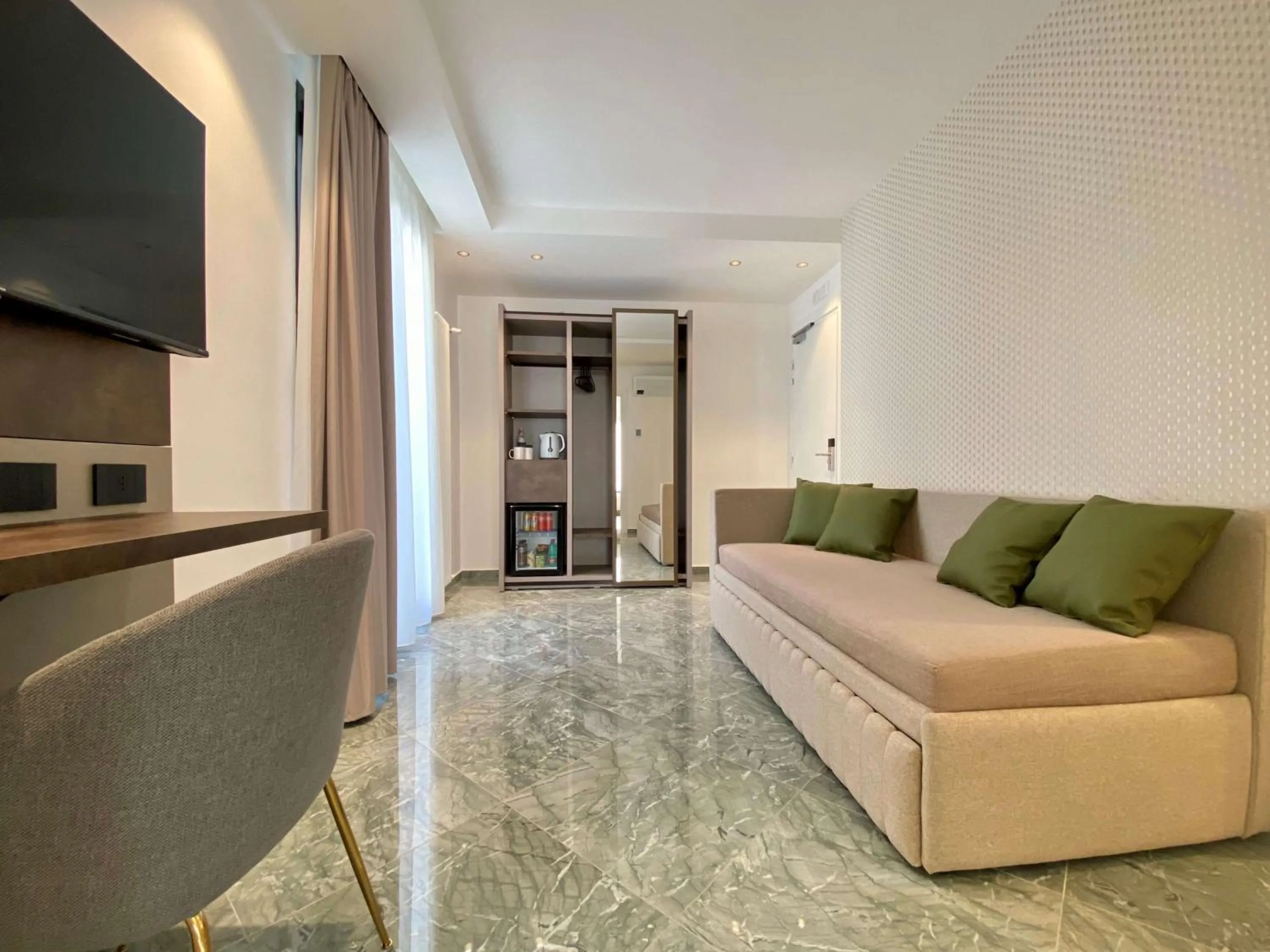 TV and multimedia in Salemare Rooms & Suites