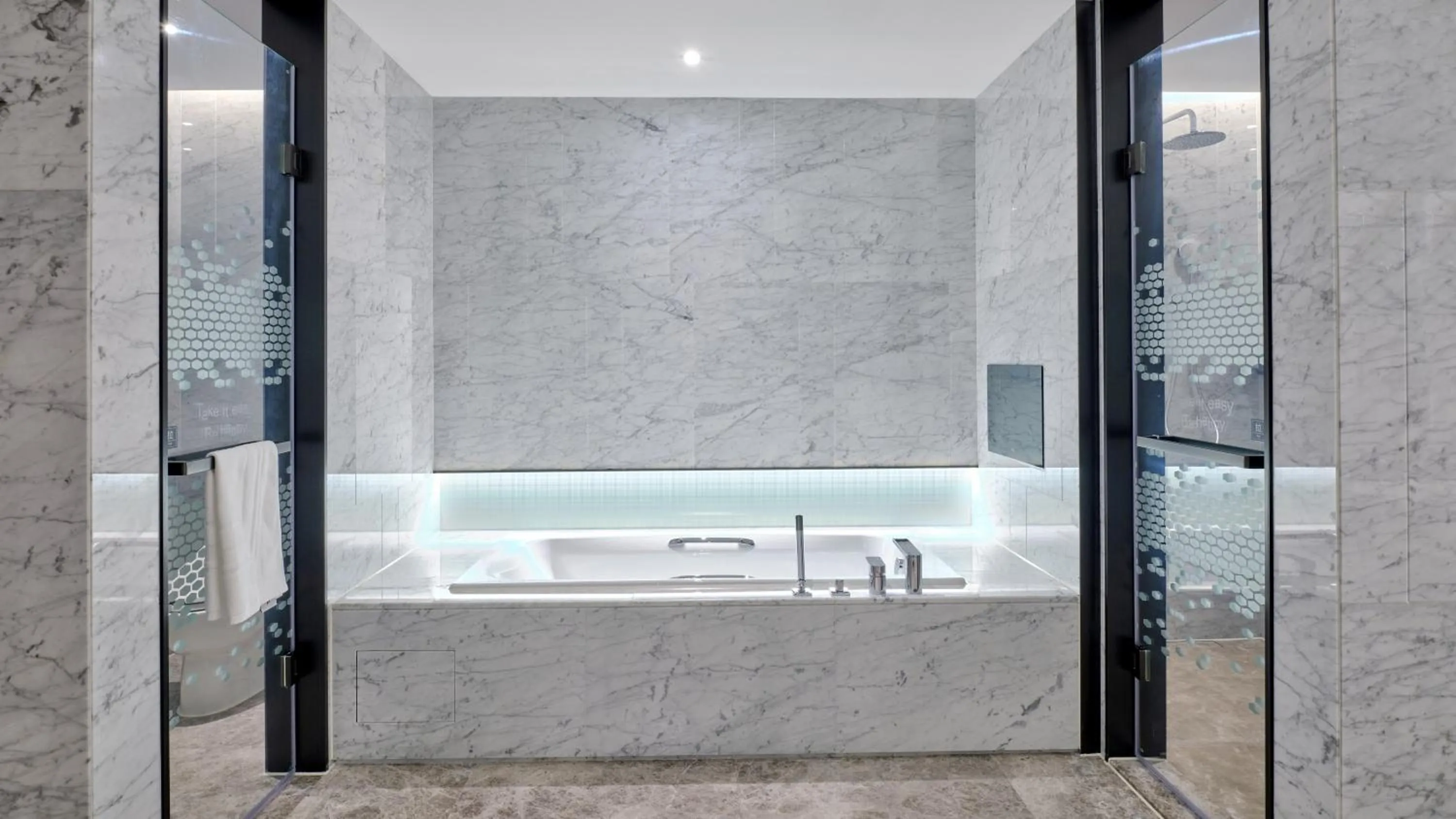 Bath in Hampton by Hilton Shenzhen North Station