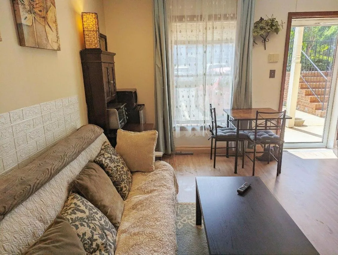 Uptown area, Cozy king Suite, quiet and private, free parking, walk to restaurants