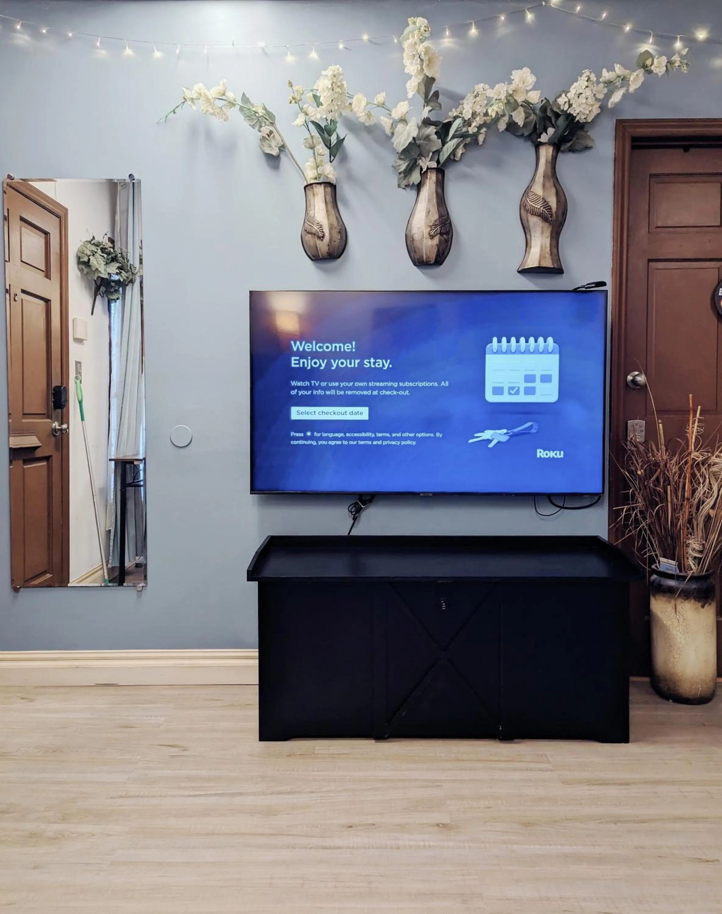 Uptown area, Cozy king Suite, quiet and private, free parking, walk to restaurants