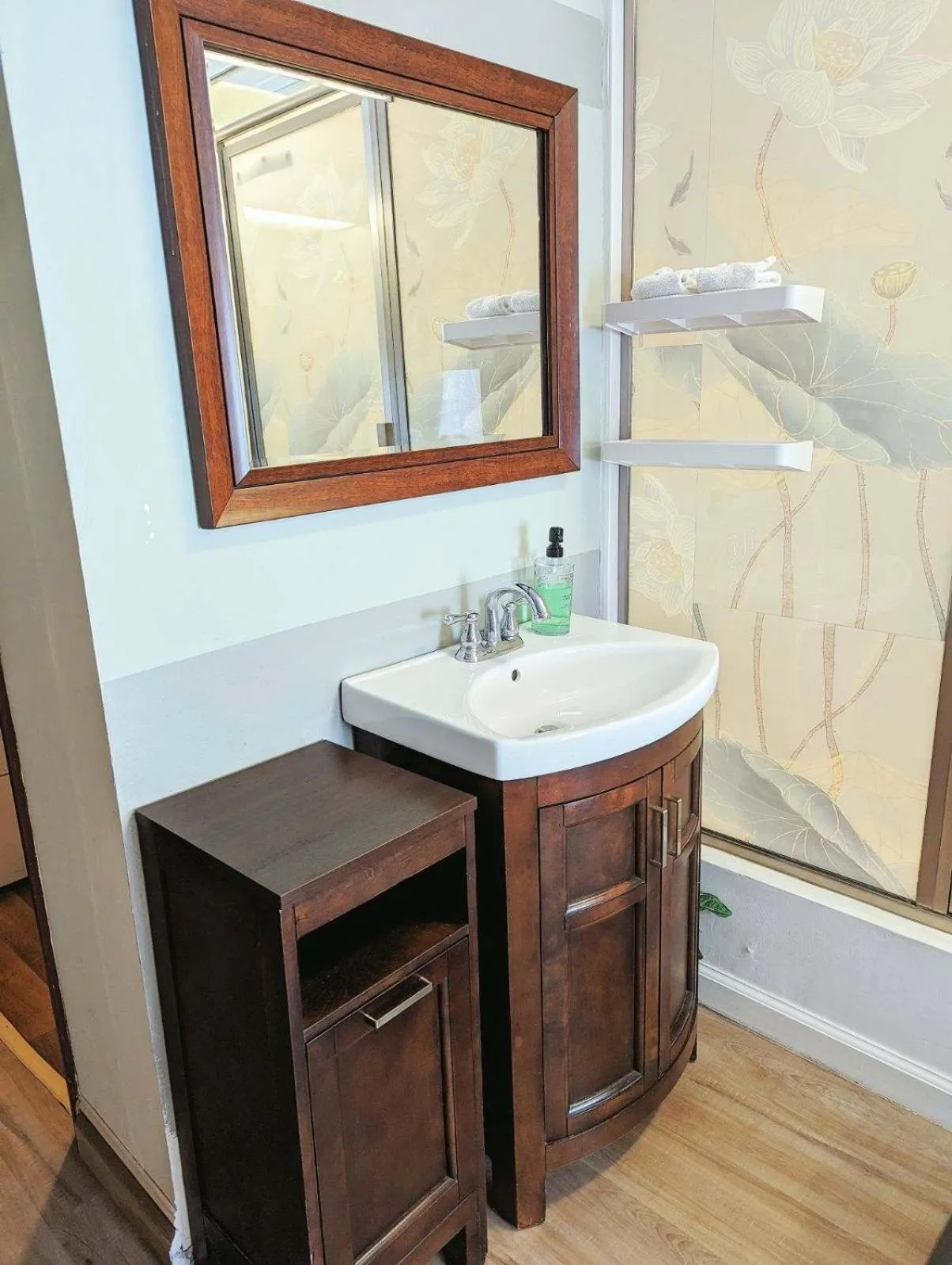 Uptown area, Cozy king Suite, quiet and private, free parking, walk to restaurants