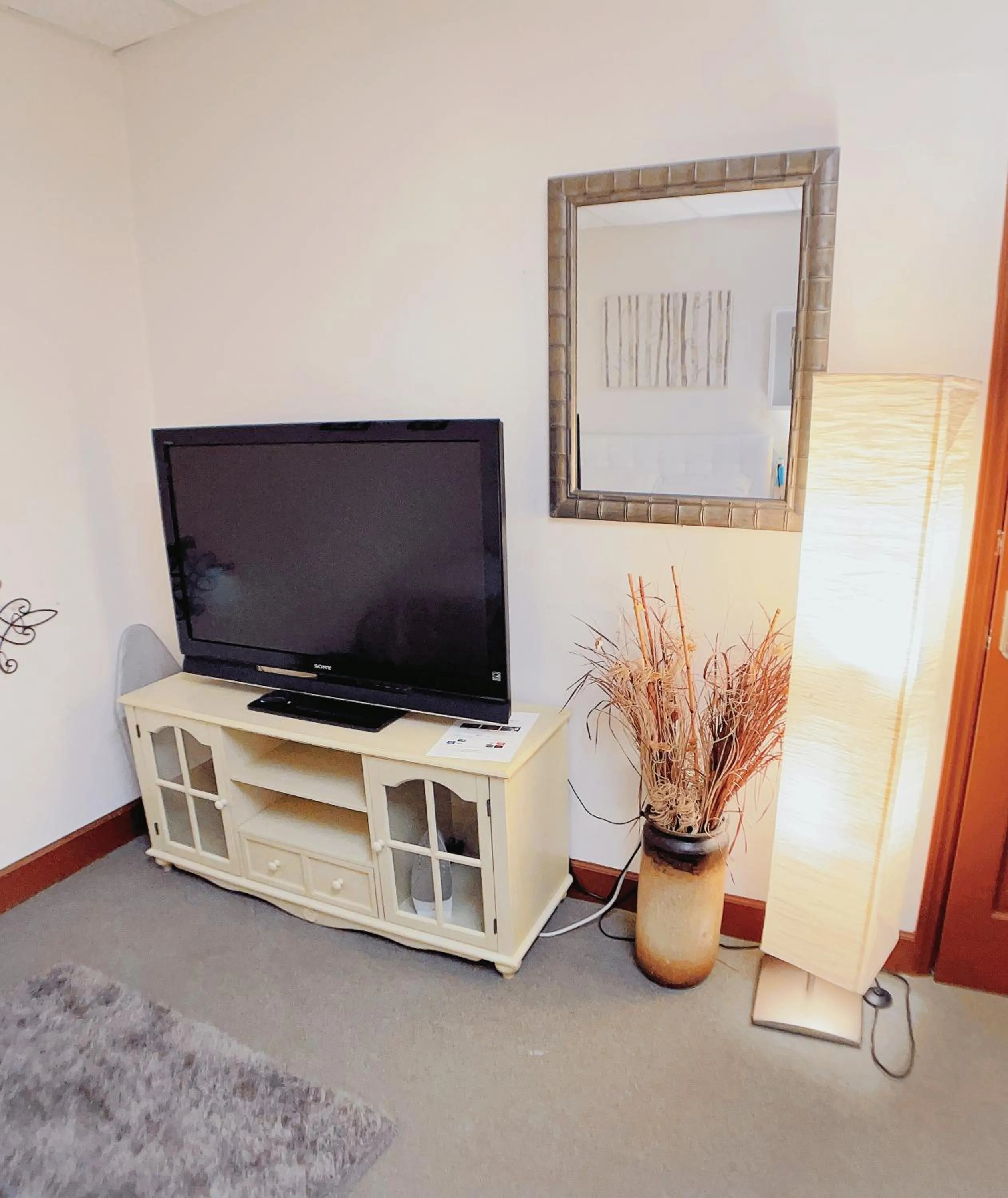 Uptown area, Cozy king Suite, quiet and private, free parking, walk to restaurants