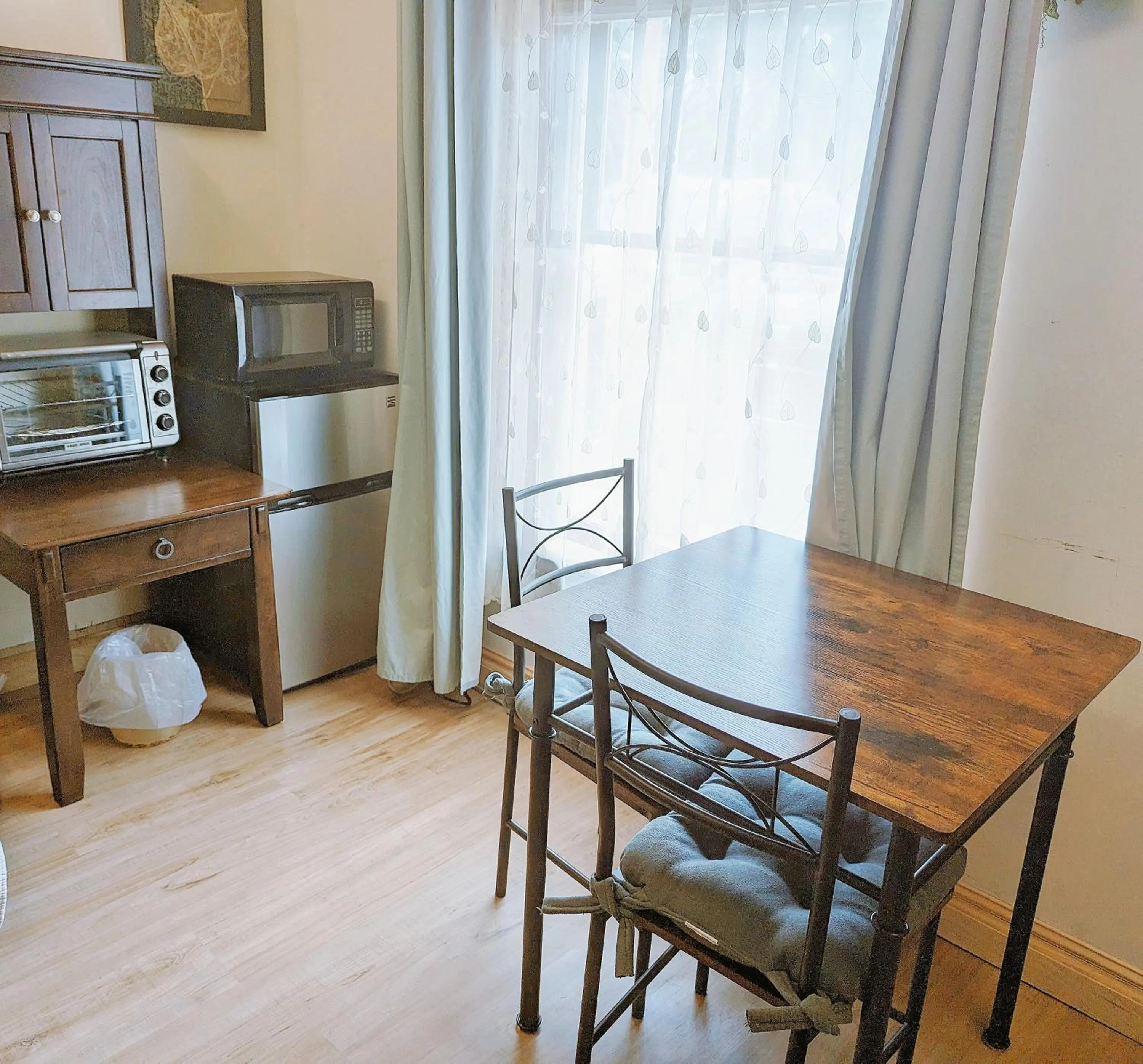 Uptown area, Cozy king Suite, quiet and private, free parking, walk to restaurants