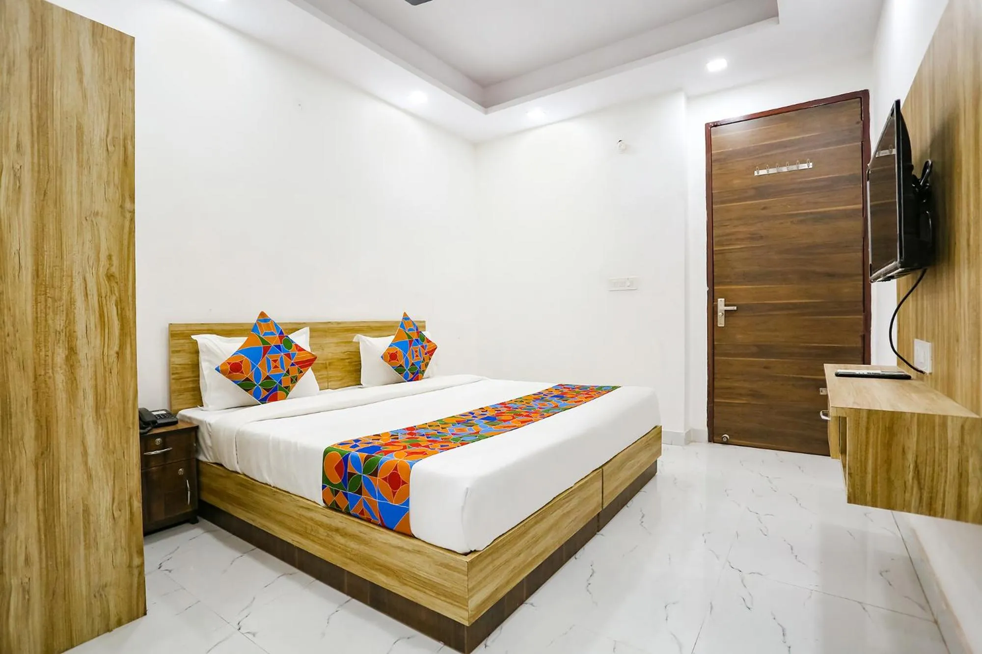 Communal lounge/ TV room, Bed in FabHotel New Silver Crown