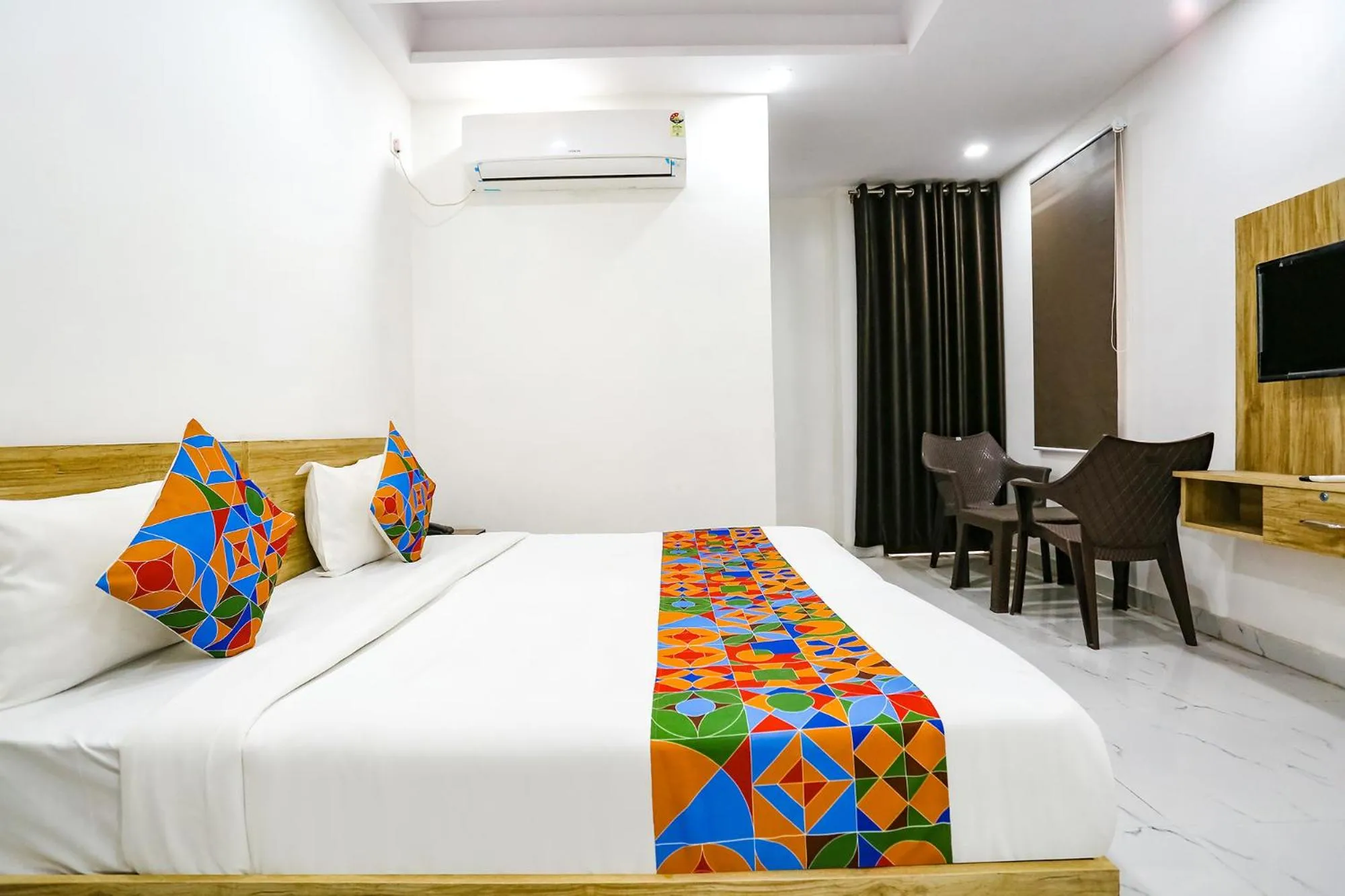 Communal lounge/ TV room, Bed in FabHotel New Silver Crown