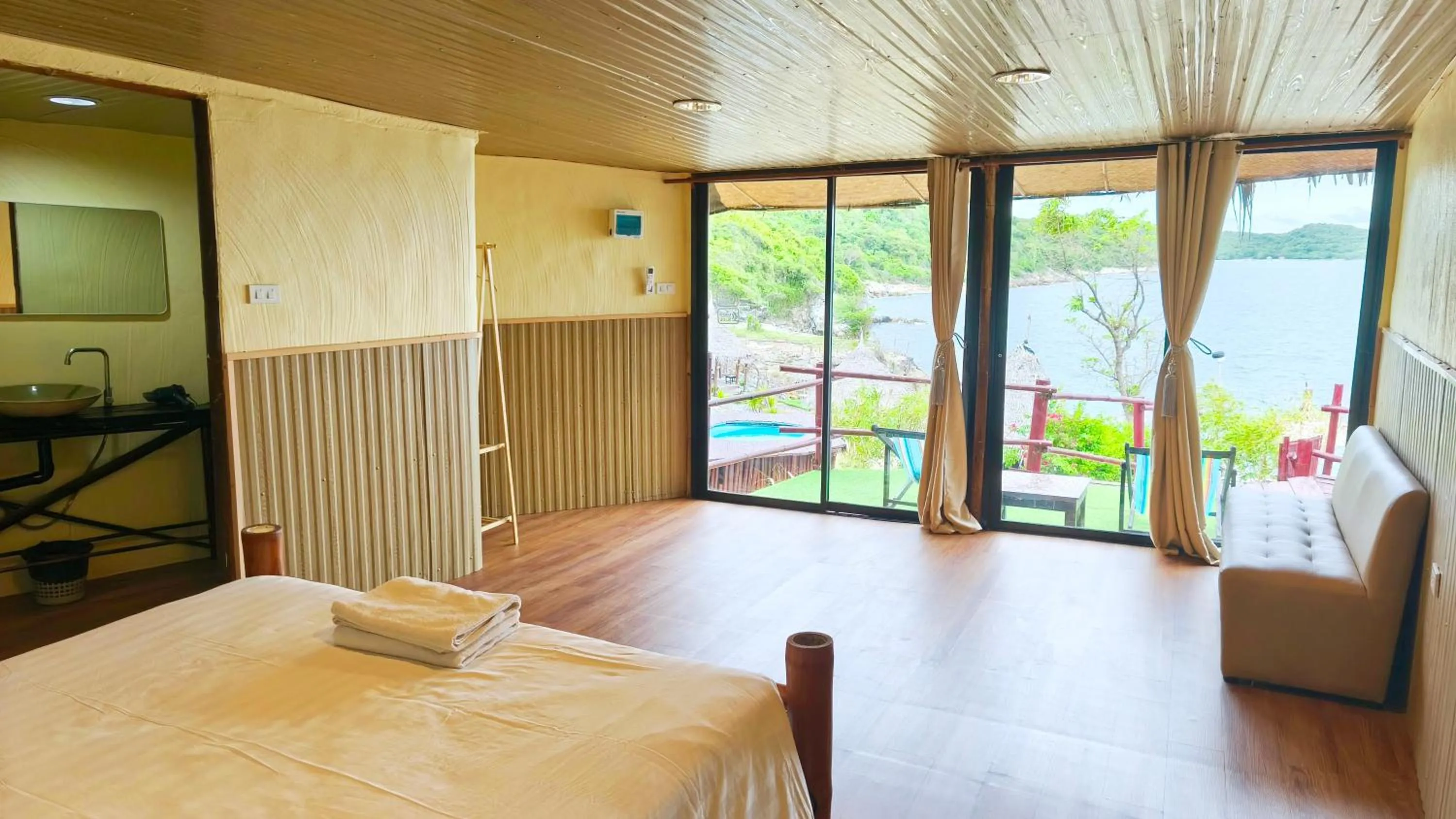 Bed in Pareehut Resort Koh Sichang