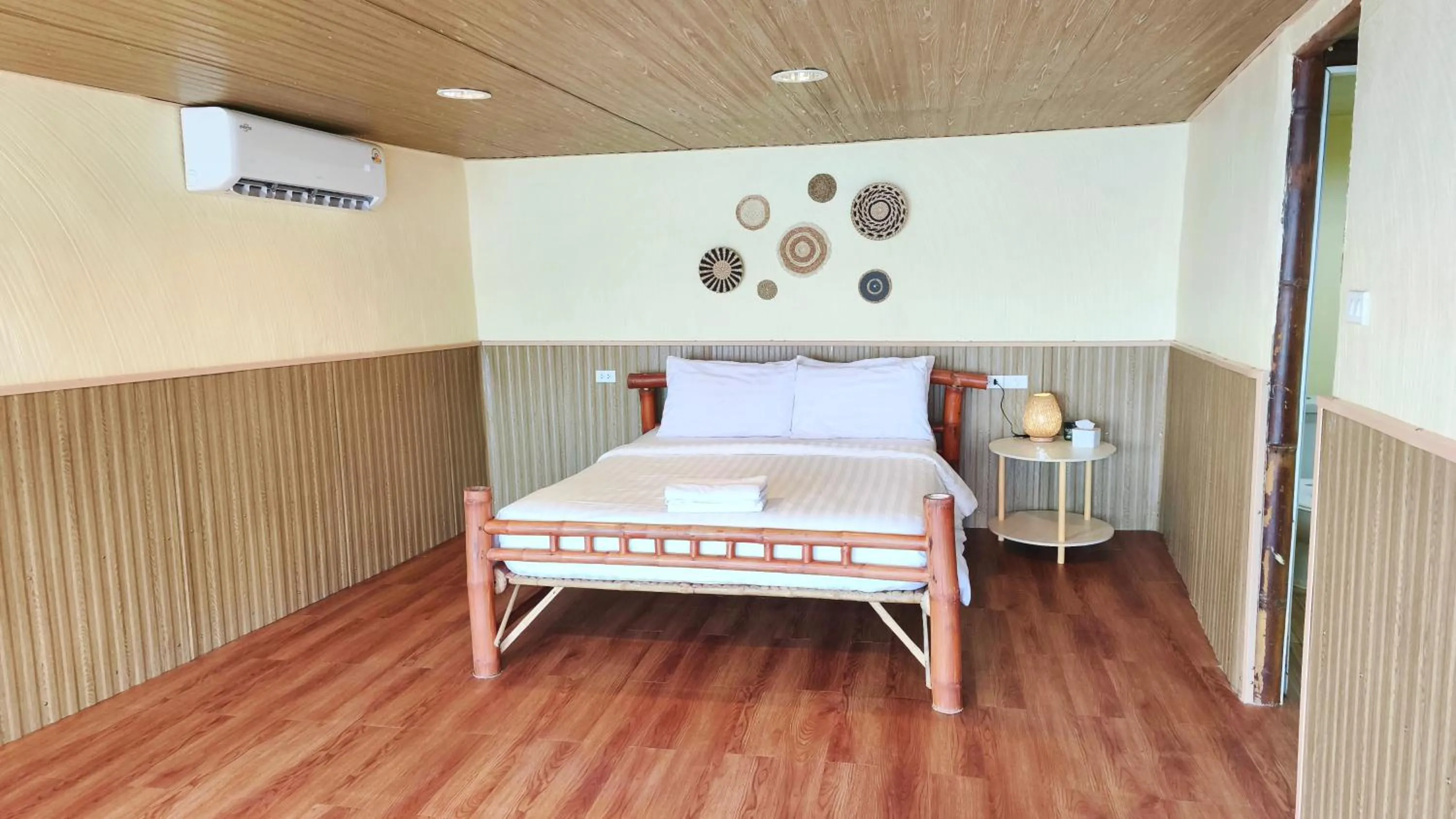 Bed in Pareehut Resort Koh Sichang