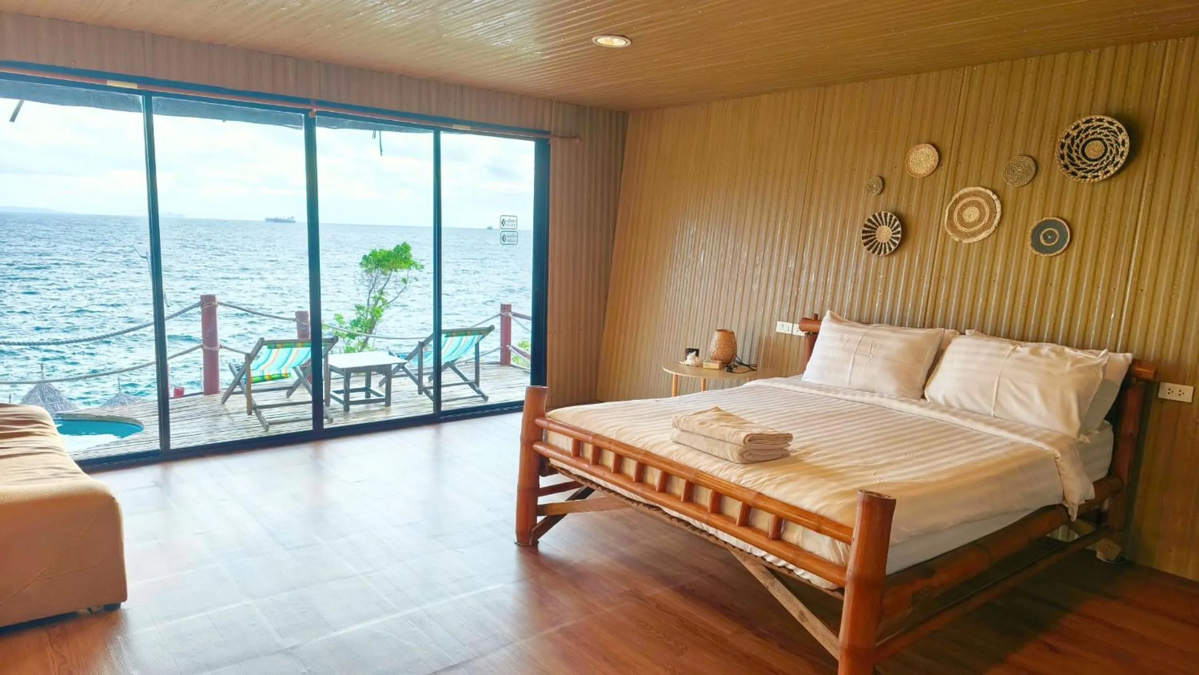 Bed in Pareehut Resort Koh Sichang