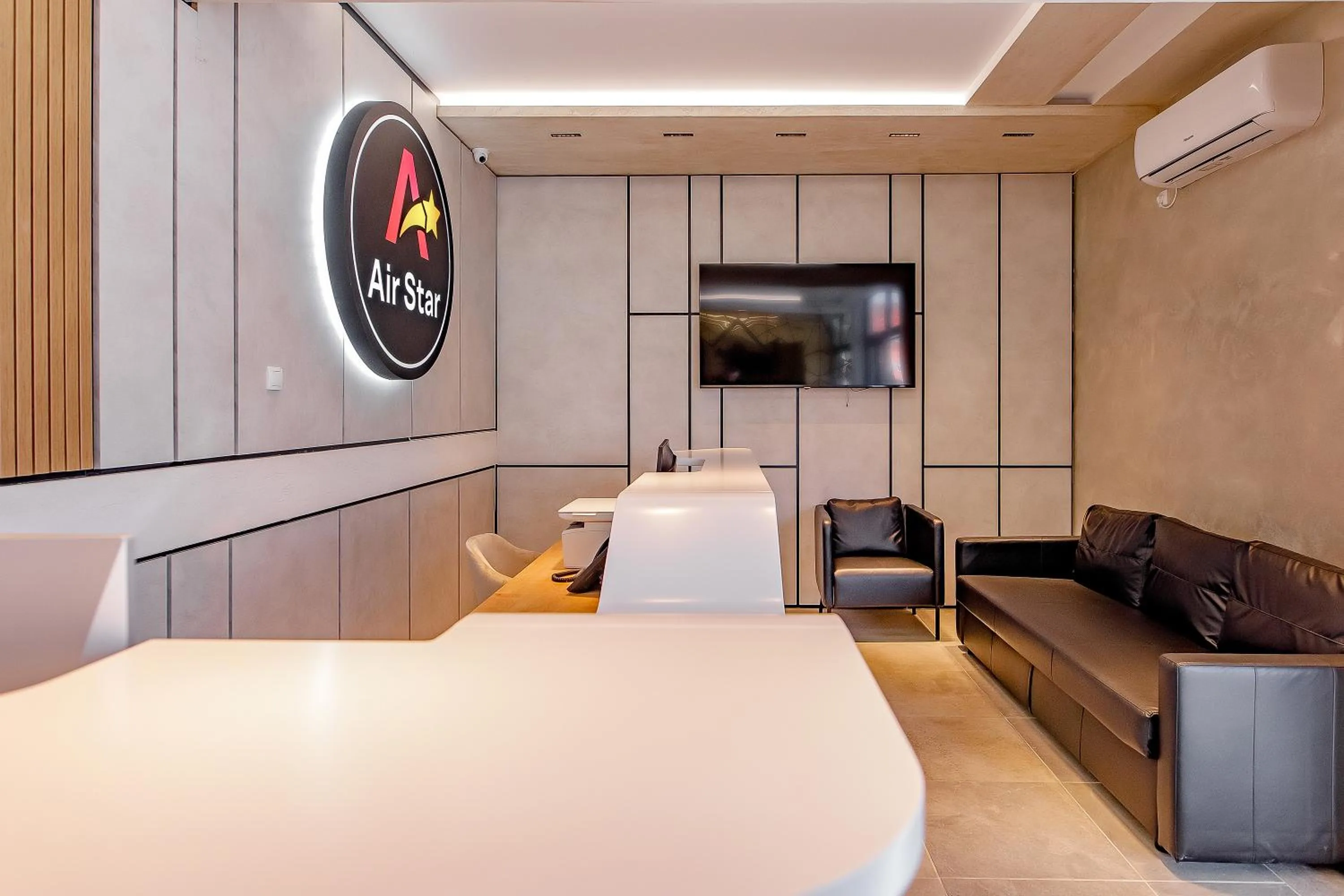 Communal lounge/ TV room in Hotel AirStar