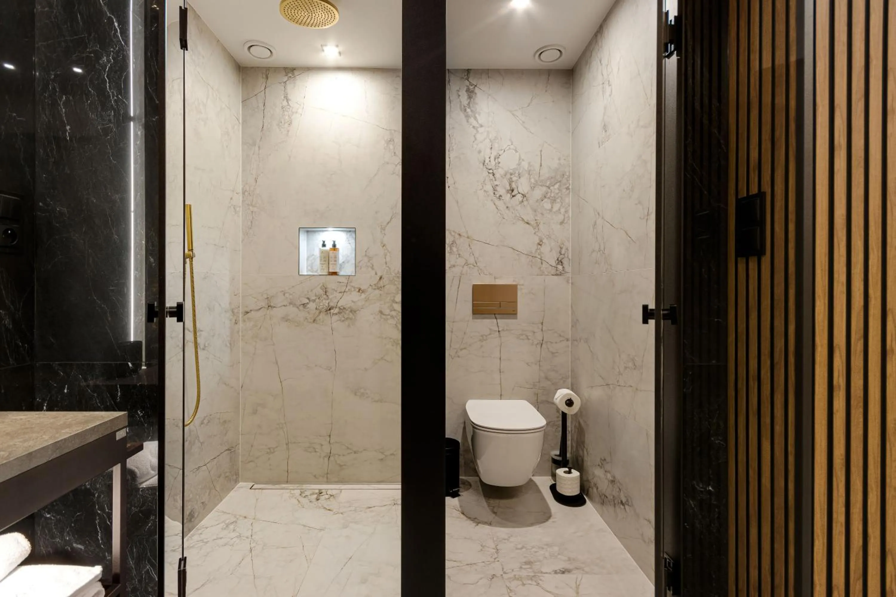 Shower in Art Suites Luxury Hotel