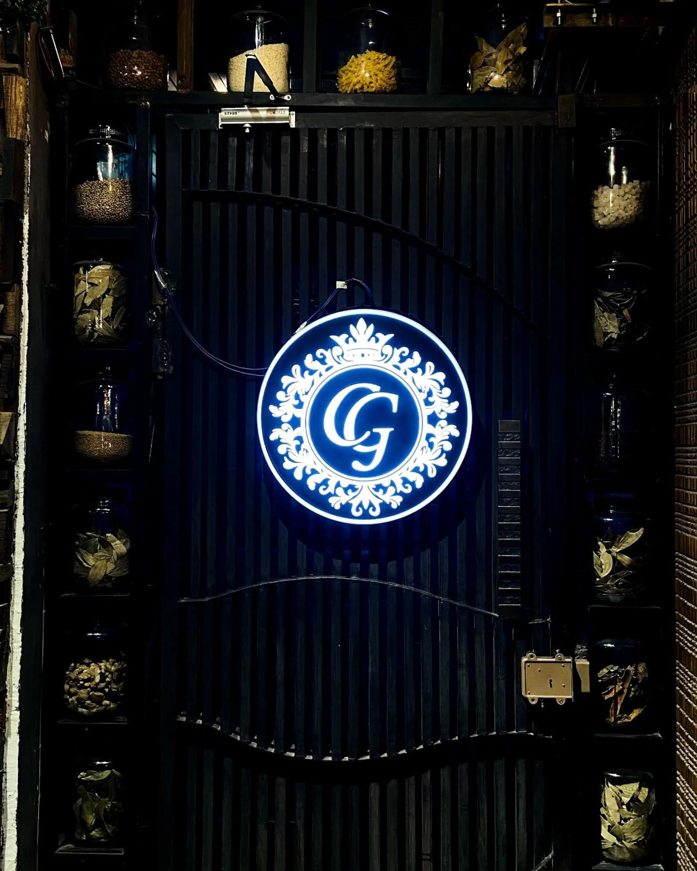 Restaurant/places to eat in Hotel Hirapanna