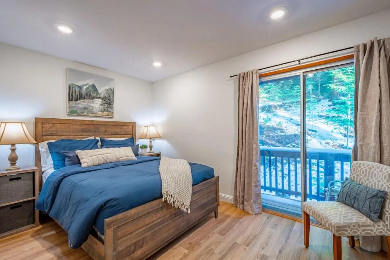 Bed in Corlieu Falls Cabin in Sugar Pine 8 miles from Yosemite with Gazebo, Hot tub a shack and Bar top