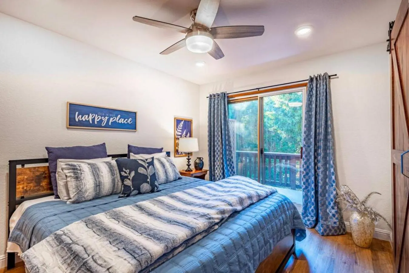 Bed in Corlieu Falls Cabin in Sugar Pine 8 miles from Yosemite with Gazebo, Hot tub a shack and Bar top