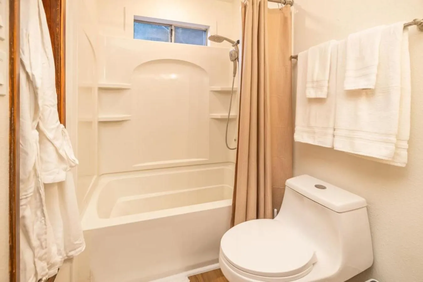 Corlieu Falls Cabin in Sugar Pine 8 miles from Yosemite with Gazebo, Hot tub a shack and Bar top