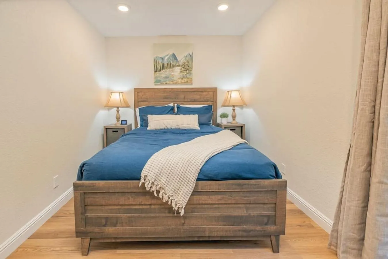 Bed in Corlieu Falls Cabin in Sugar Pine 8 miles from Yosemite with Gazebo, Hot tub a shack and Bar top