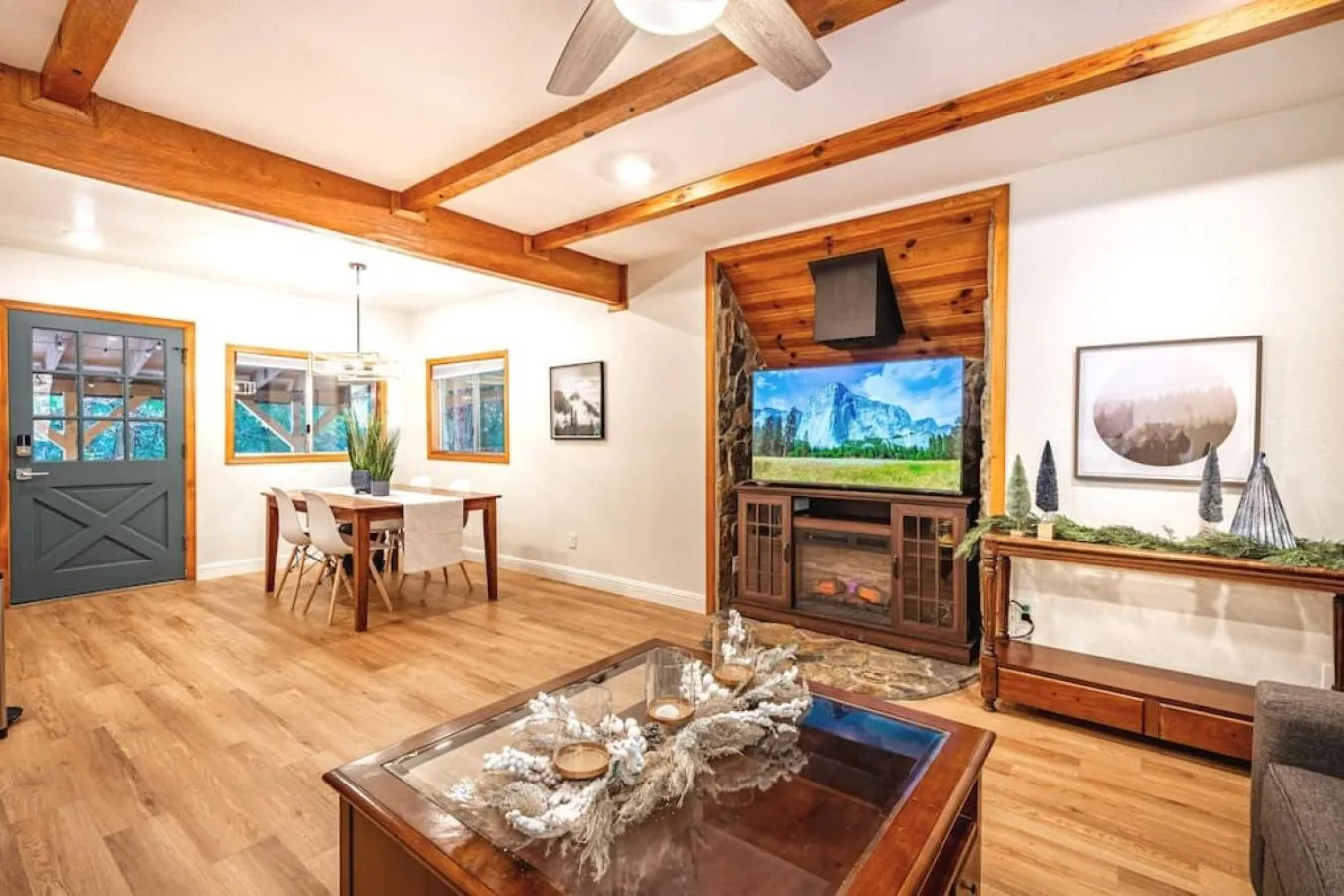 Corlieu Falls Cabin in Sugar Pine 8 miles from Yosemite with Gazebo, Hot tub a shack and Bar top