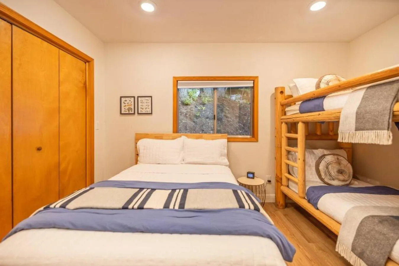 Bed in Corlieu Falls Cabin in Sugar Pine 8 miles from Yosemite with Gazebo, Hot tub a shack and Bar top