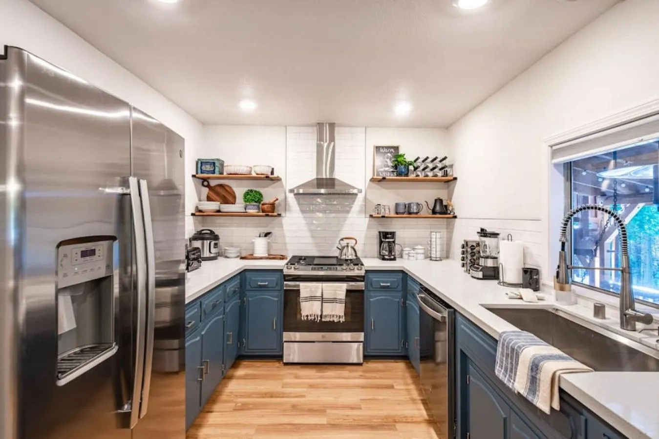 Corlieu Falls Cabin in Sugar Pine 8 miles from Yosemite with Gazebo, Hot tub a shack and Bar top