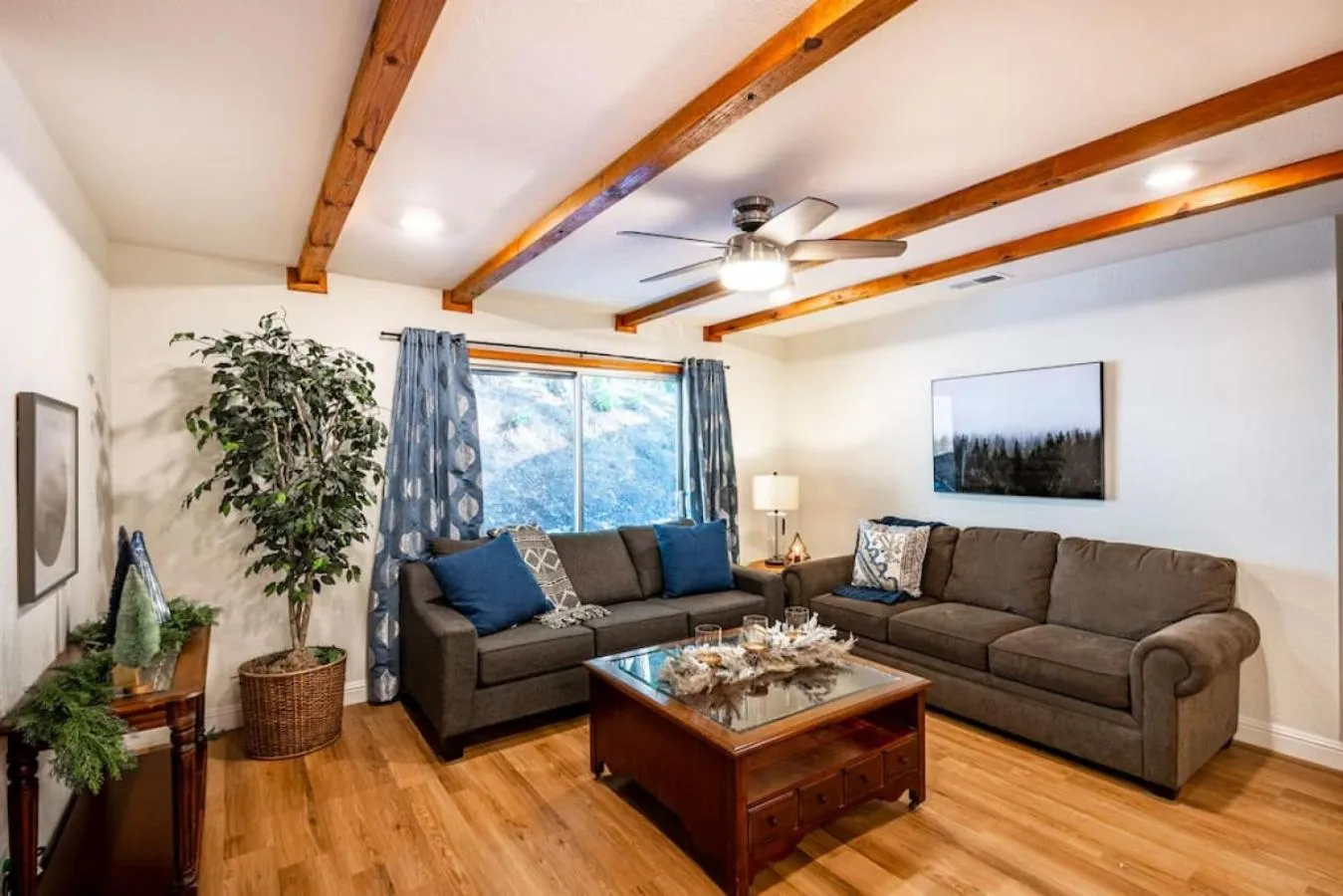 Corlieu Falls Cabin in Sugar Pine 8 miles from Yosemite with Gazebo, Hot tub a shack and Bar top