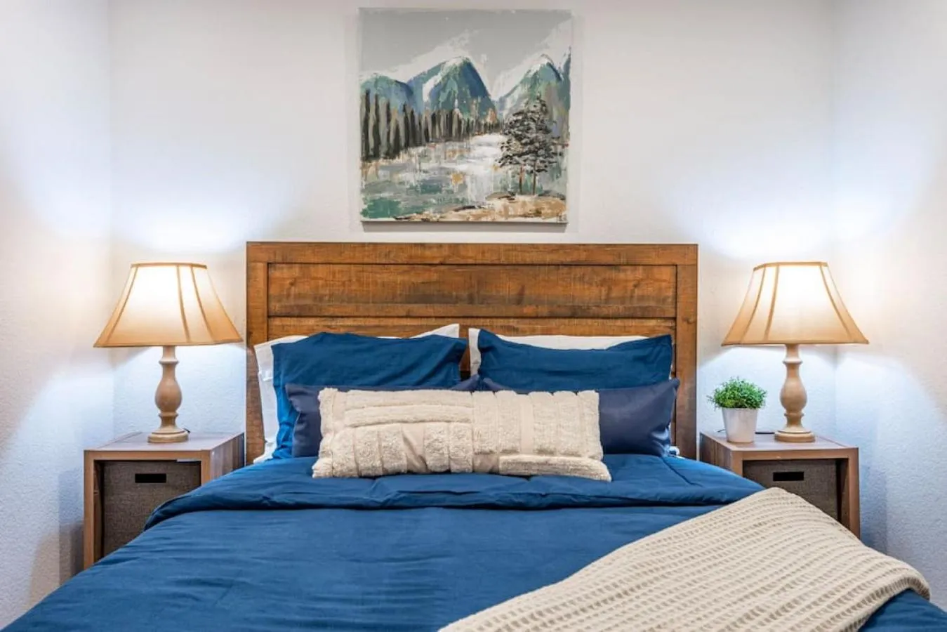 Bed in Corlieu Falls Cabin in Sugar Pine 8 miles from Yosemite with Gazebo, Hot tub a shack and Bar top