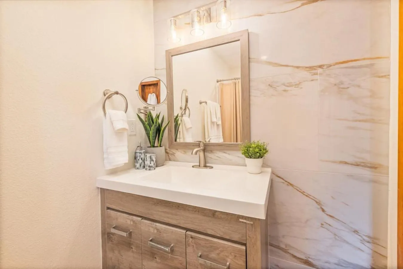 Corlieu Falls Cabin in Sugar Pine 8 miles from Yosemite with Gazebo, Hot tub a shack and Bar top