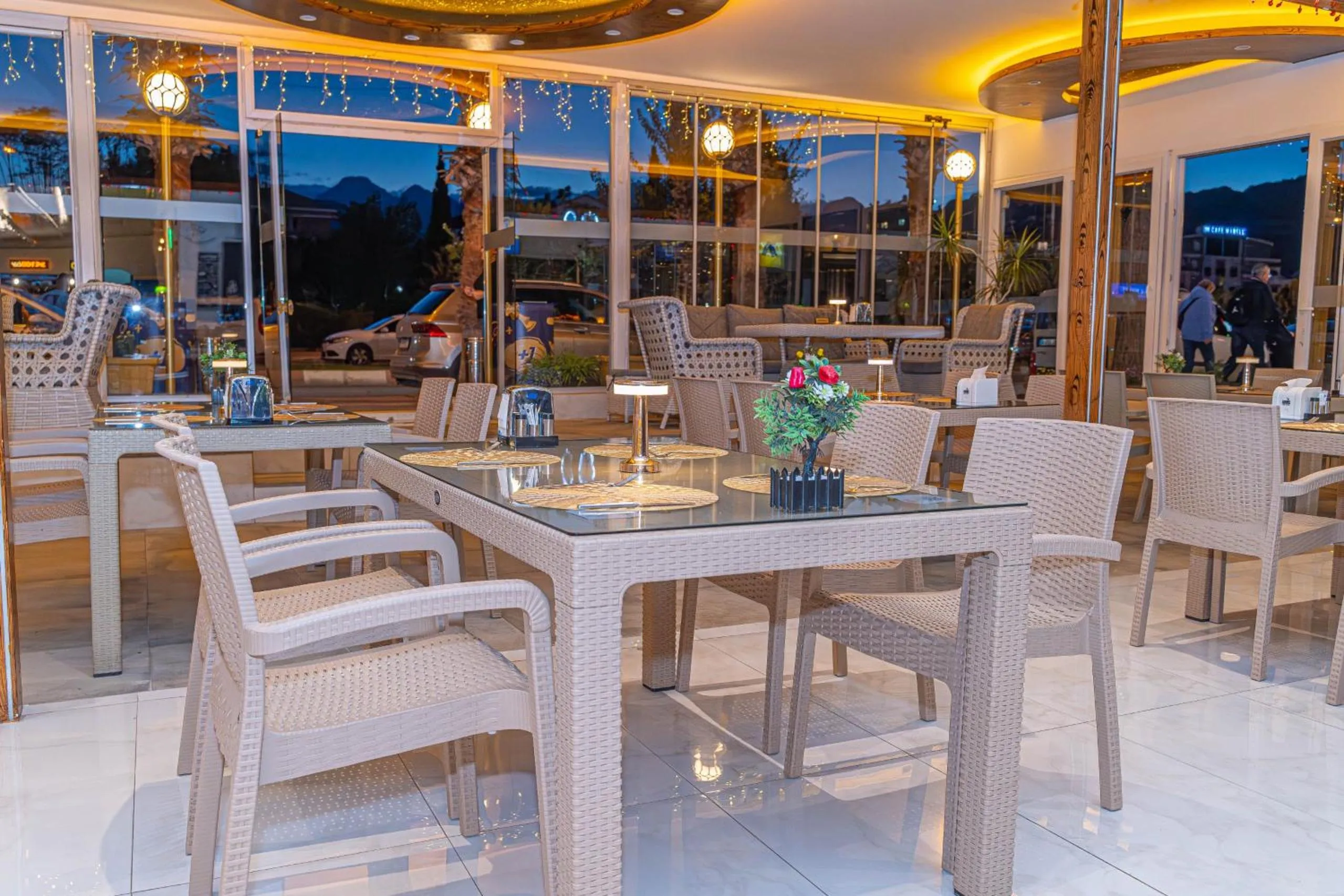 Restaurant/places to eat in Far Life Hotel