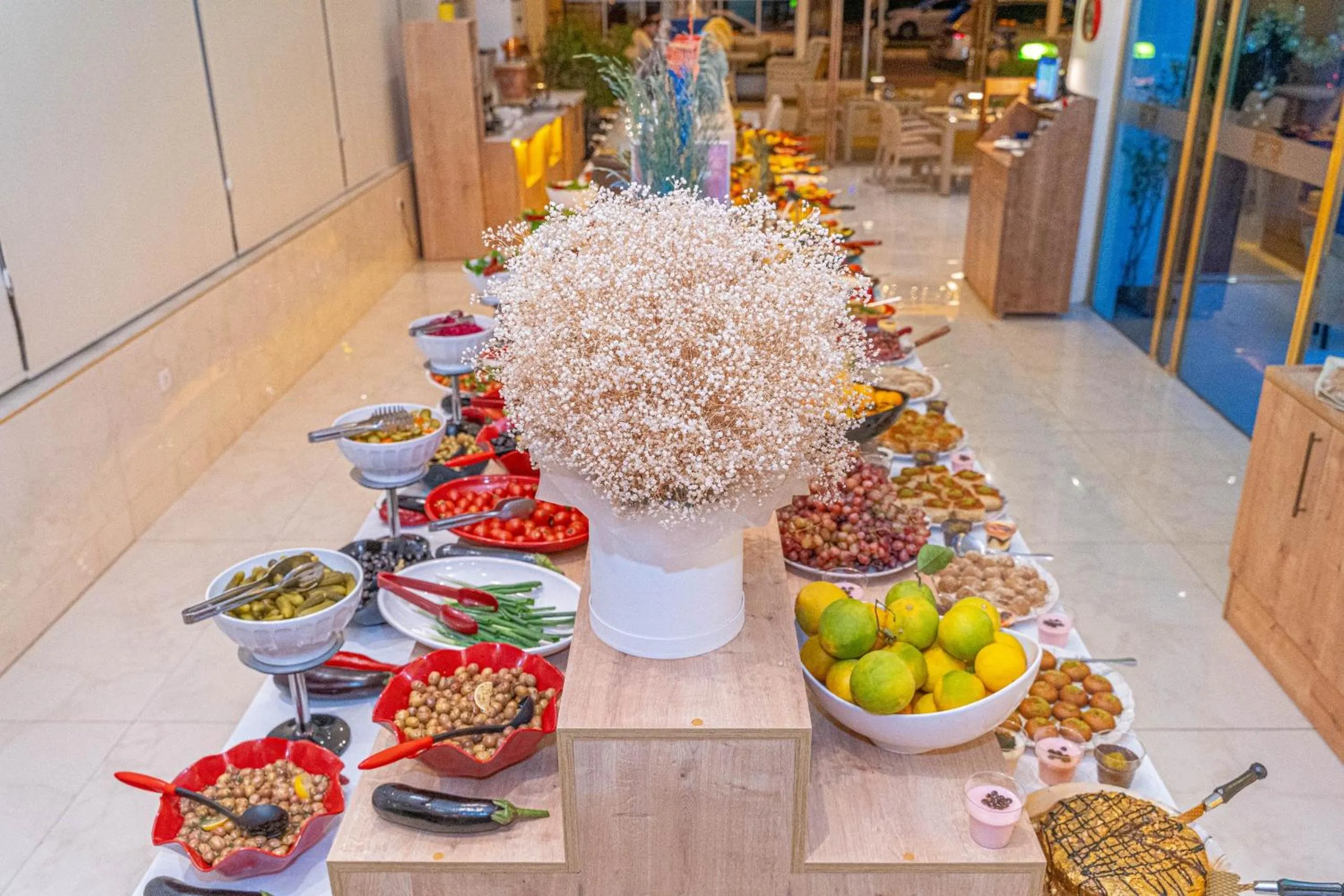 Restaurant/places to eat in Far Life Hotel