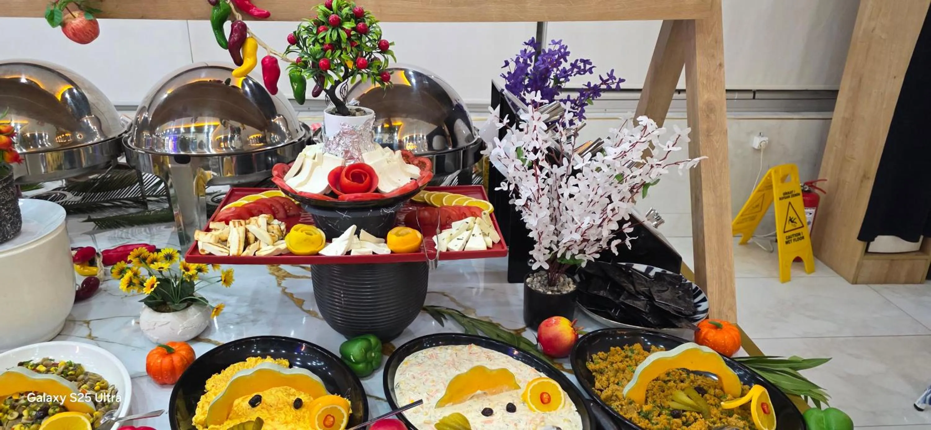 Restaurant/places to eat in Far Life Hotel