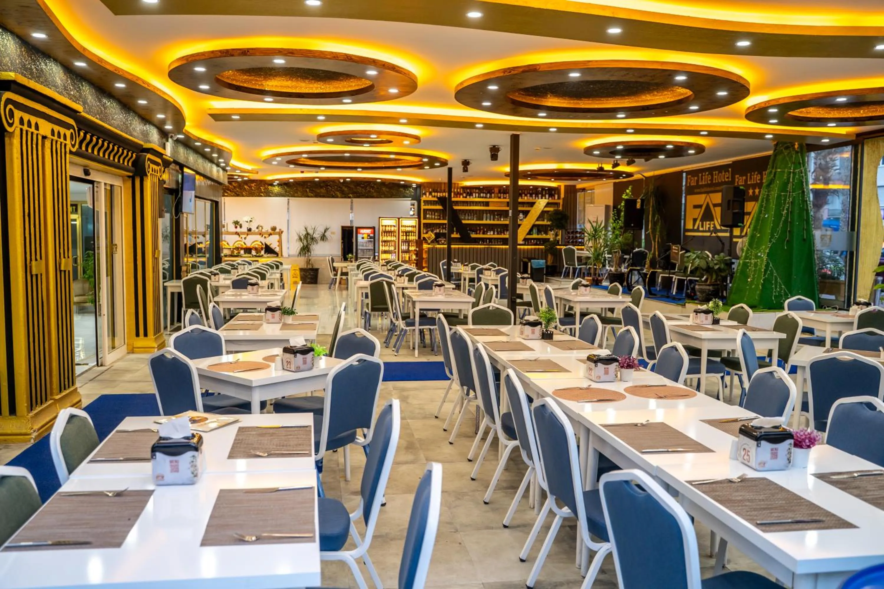 Restaurant/places to eat in Far Life Hotel