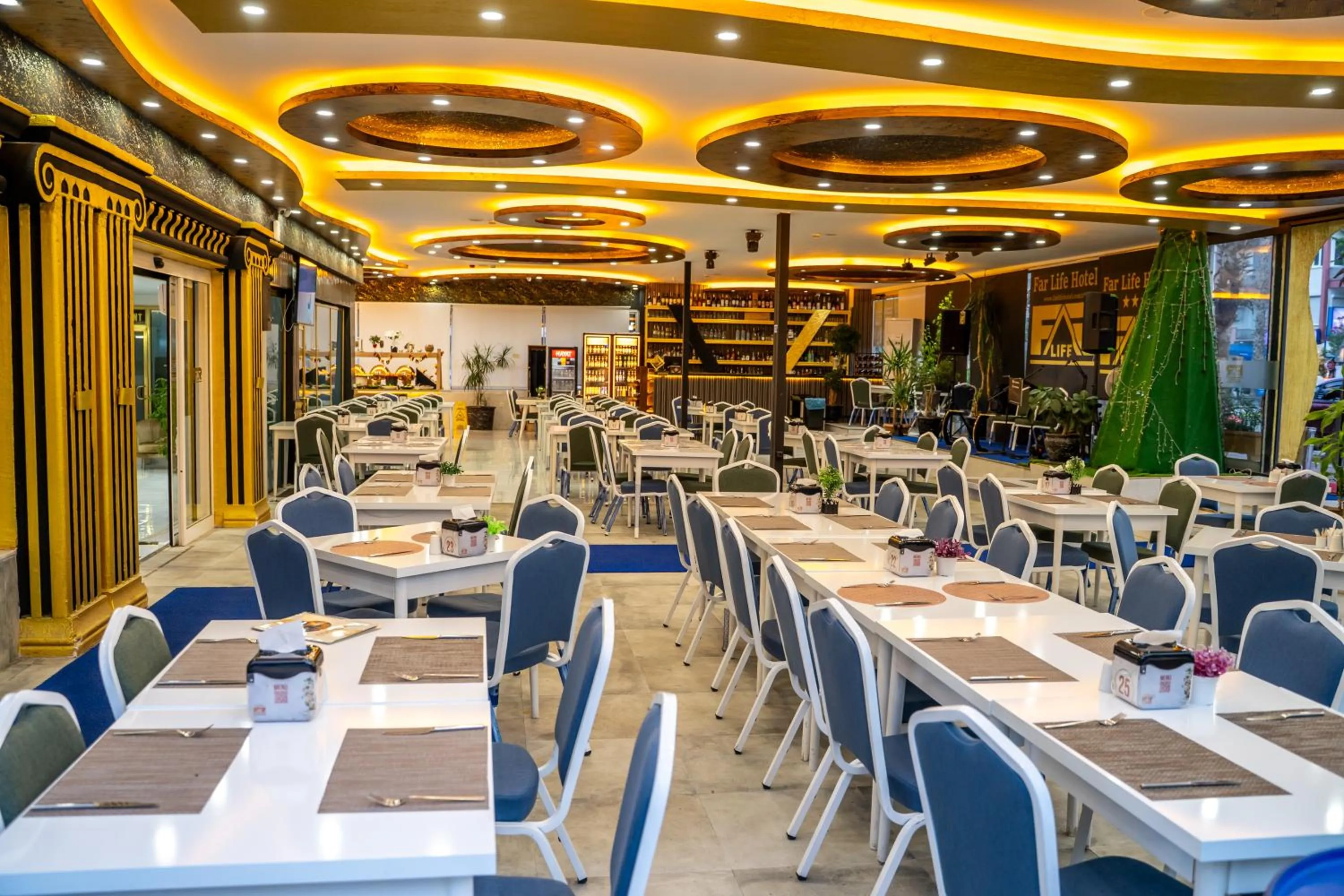 Restaurant/places to eat in Far Life Hotel
